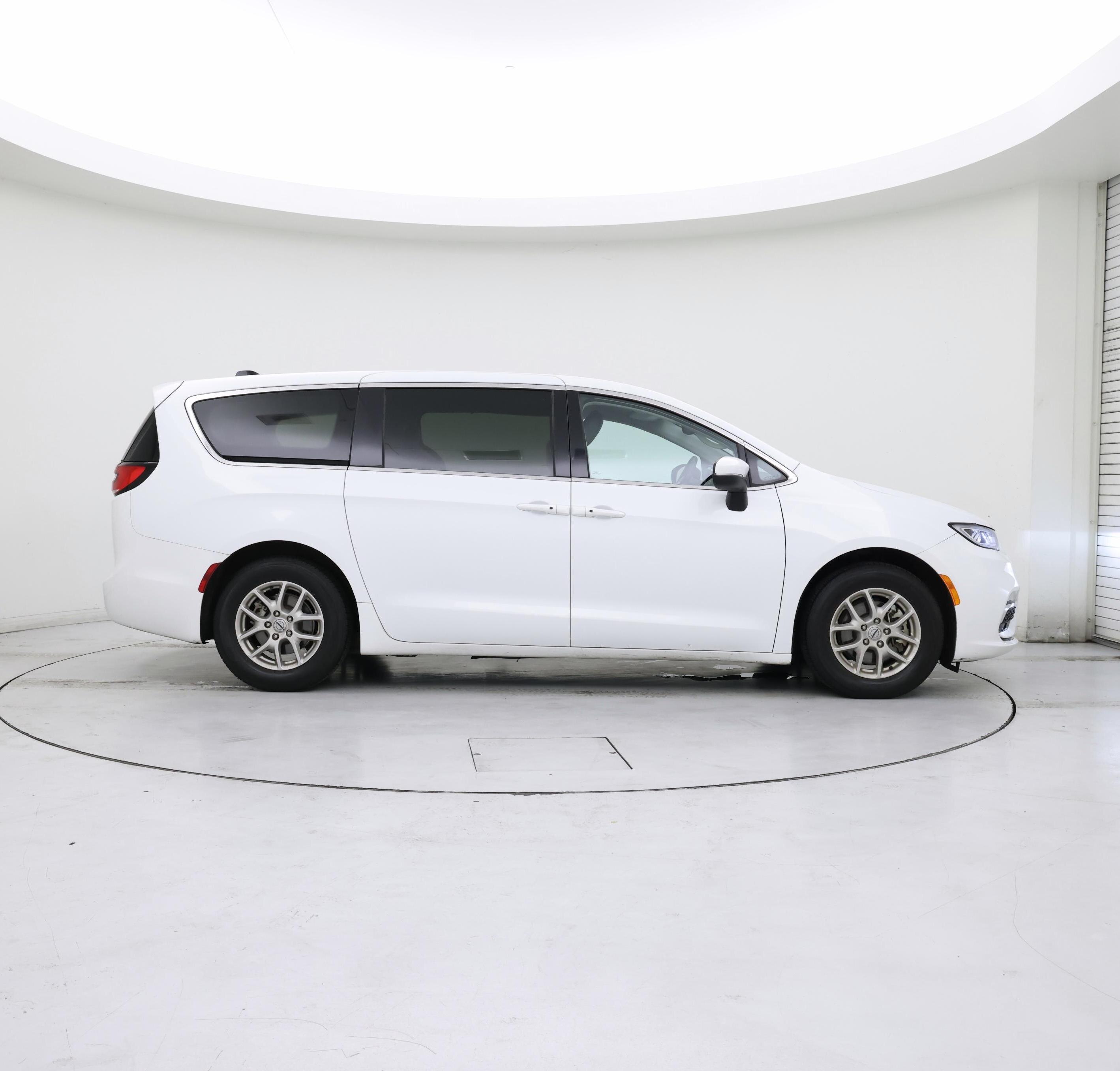 Thumbnail: 2023 Chrysler Pacifica - 7