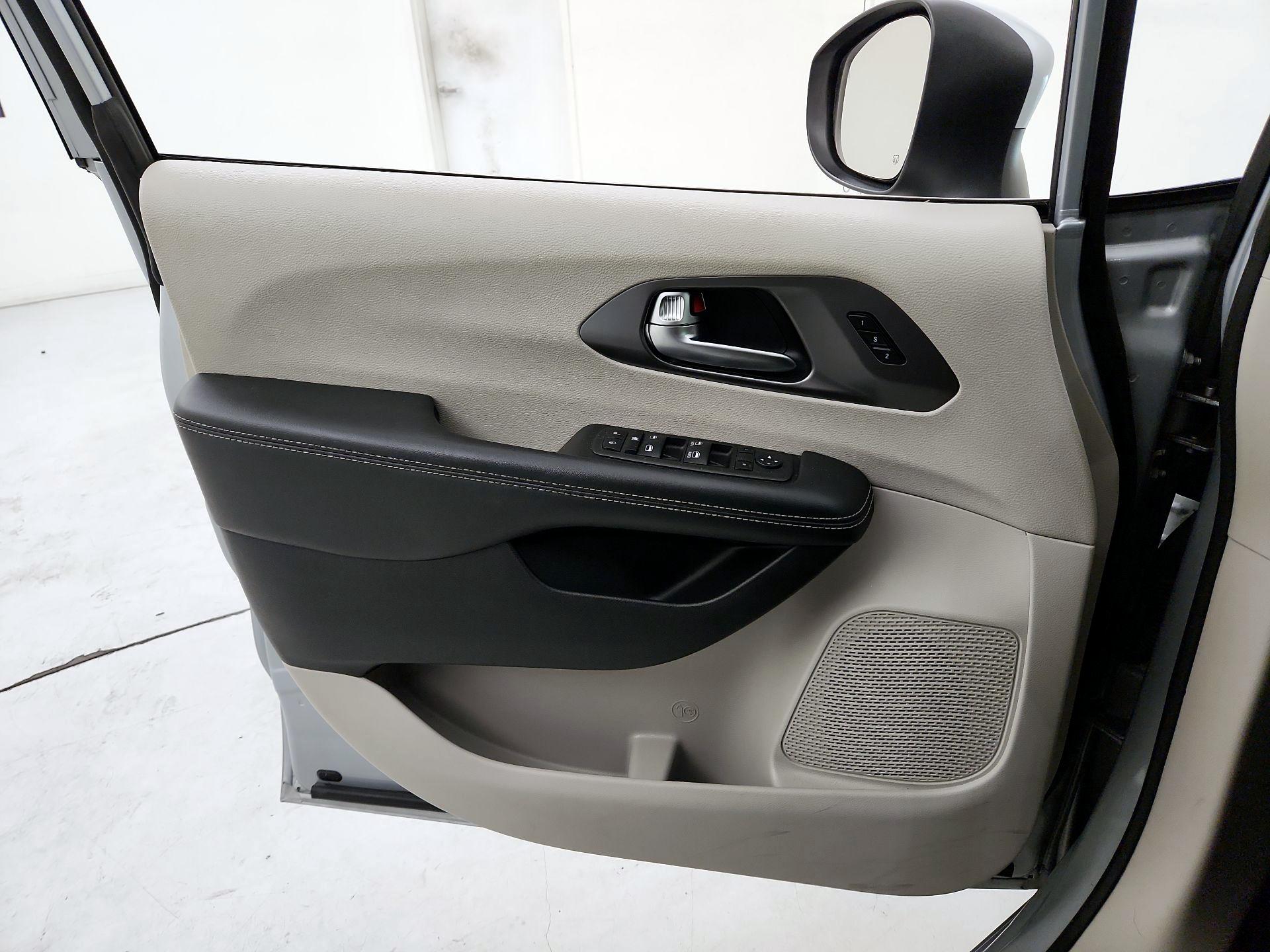 Thumbnail: 2023 Chrysler Pacifica - 12