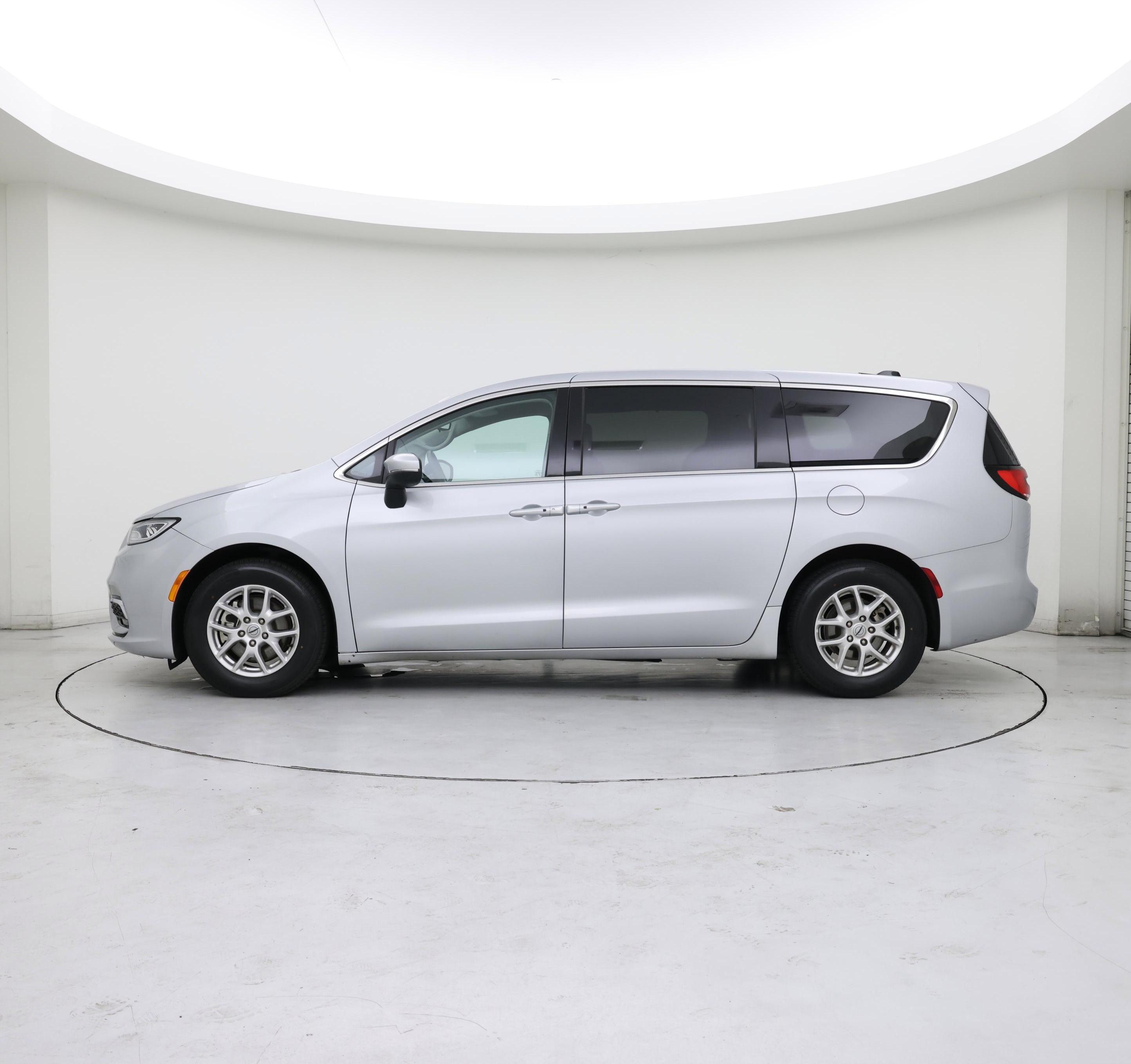 Thumbnail: 2023 Chrysler Pacifica - 3