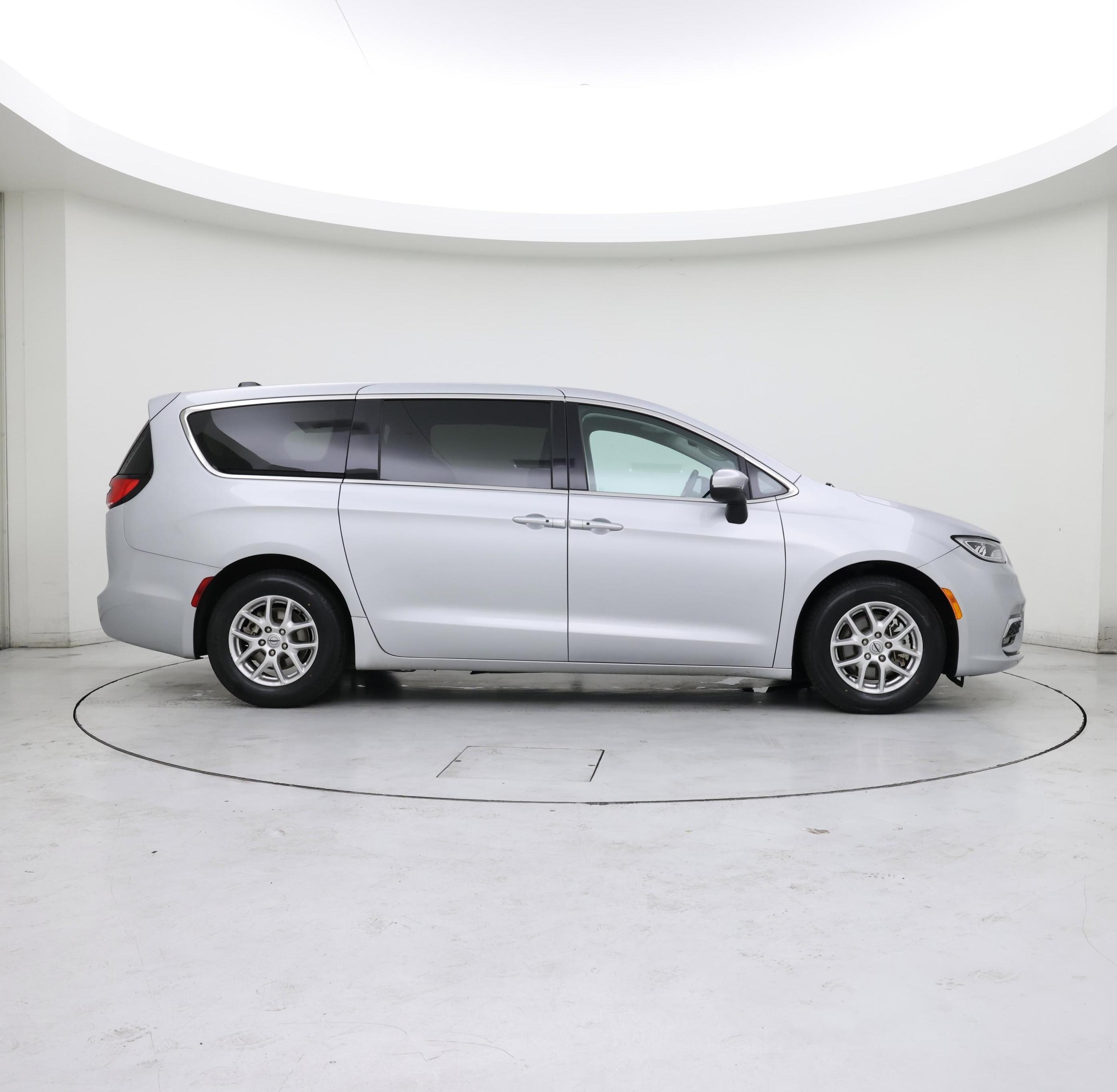 Thumbnail: 2023 Chrysler Pacifica - 7