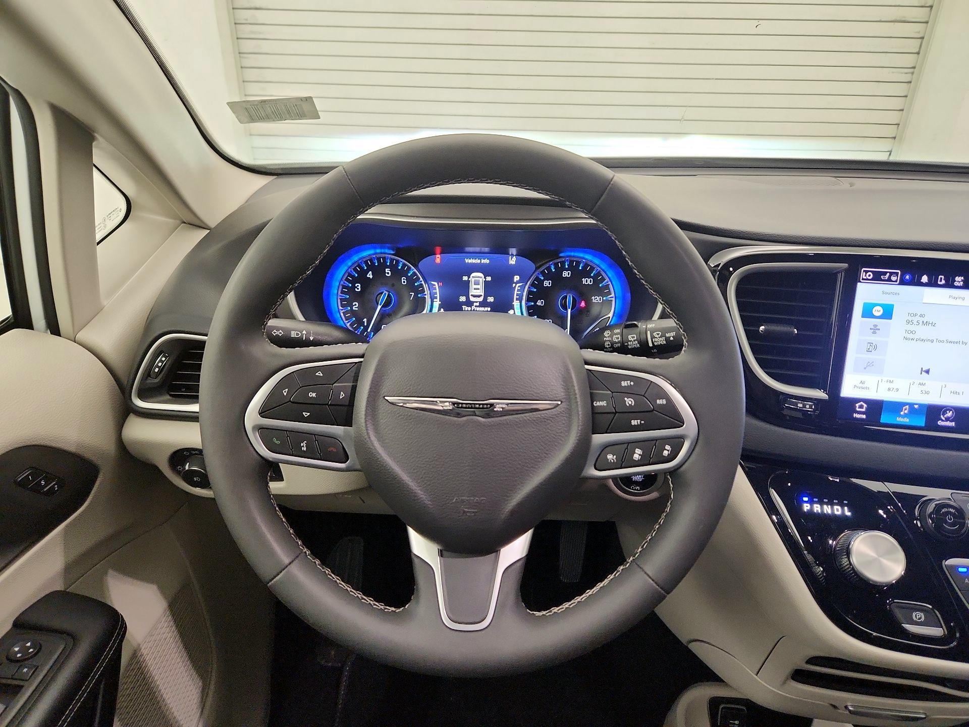 Thumbnail: 2023 Chrysler Pacifica - 10