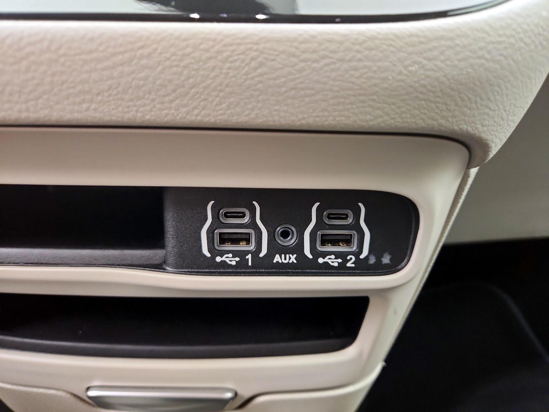 Thumbnail: 2023 Chrysler Pacifica - 18
