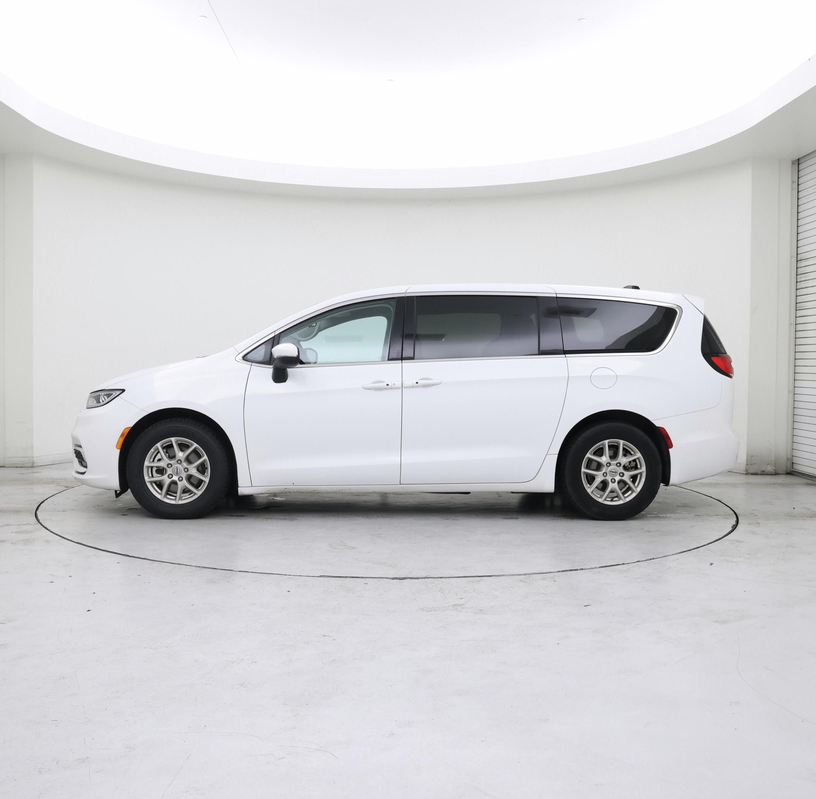 Thumbnail: 2023 Chrysler Pacifica - 3
