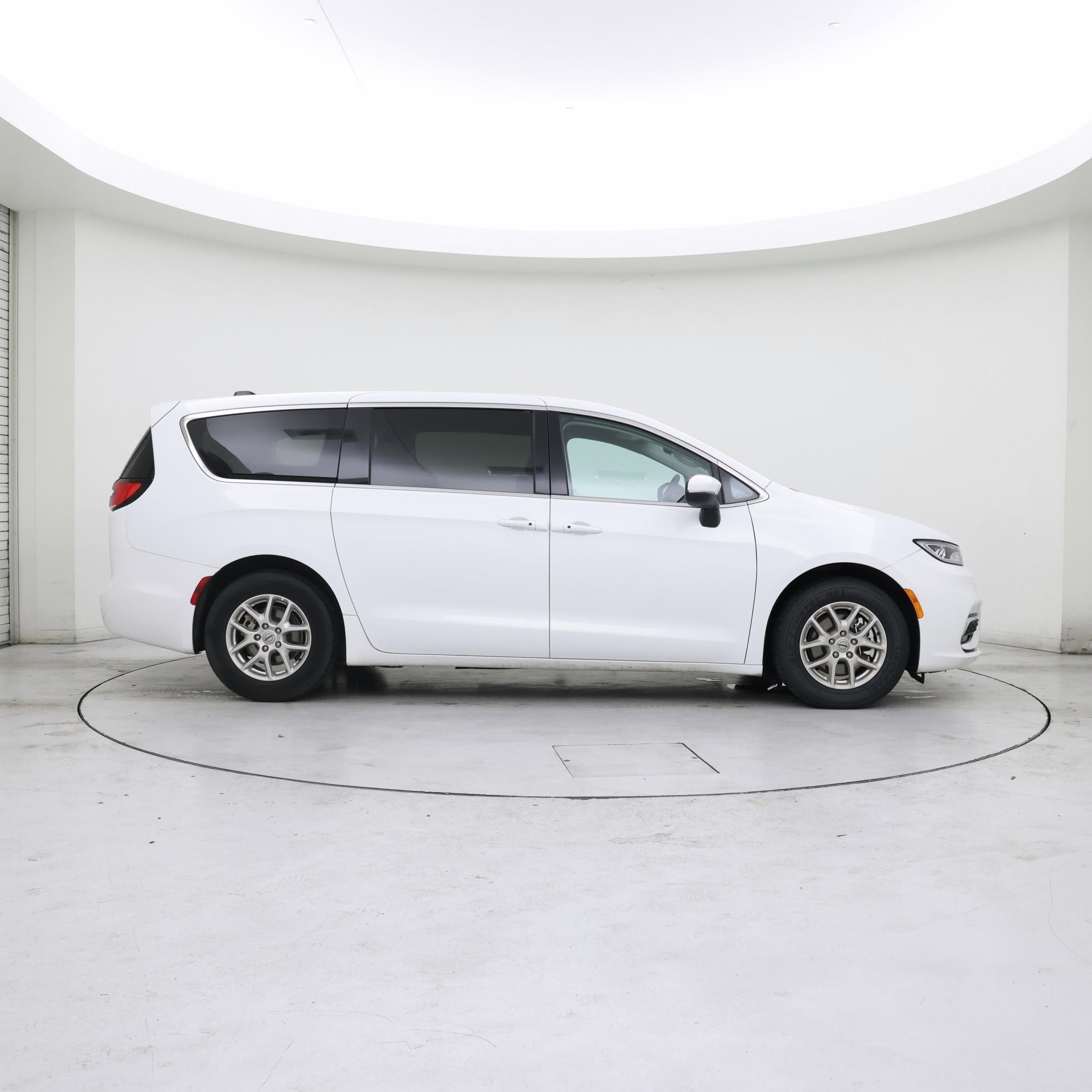 Thumbnail: 2023 Chrysler Pacifica - 7