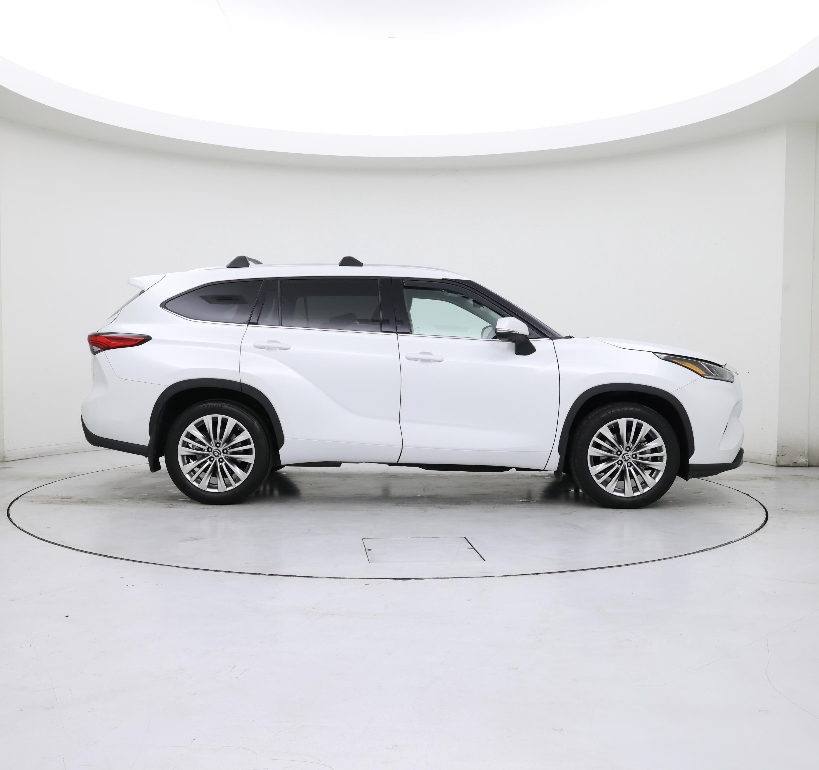 Thumbnail: 2023 Toyota Highlander - 7