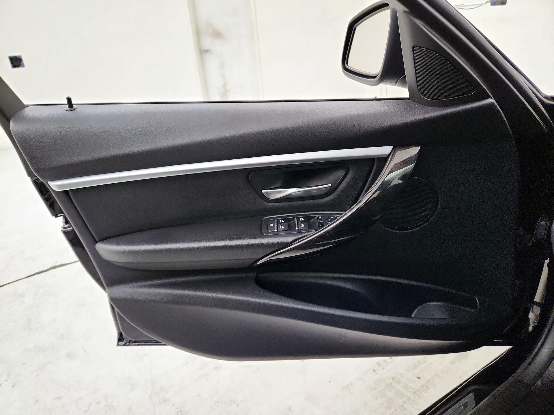 Thumbnail: 2016 BMW 3 Series - 12