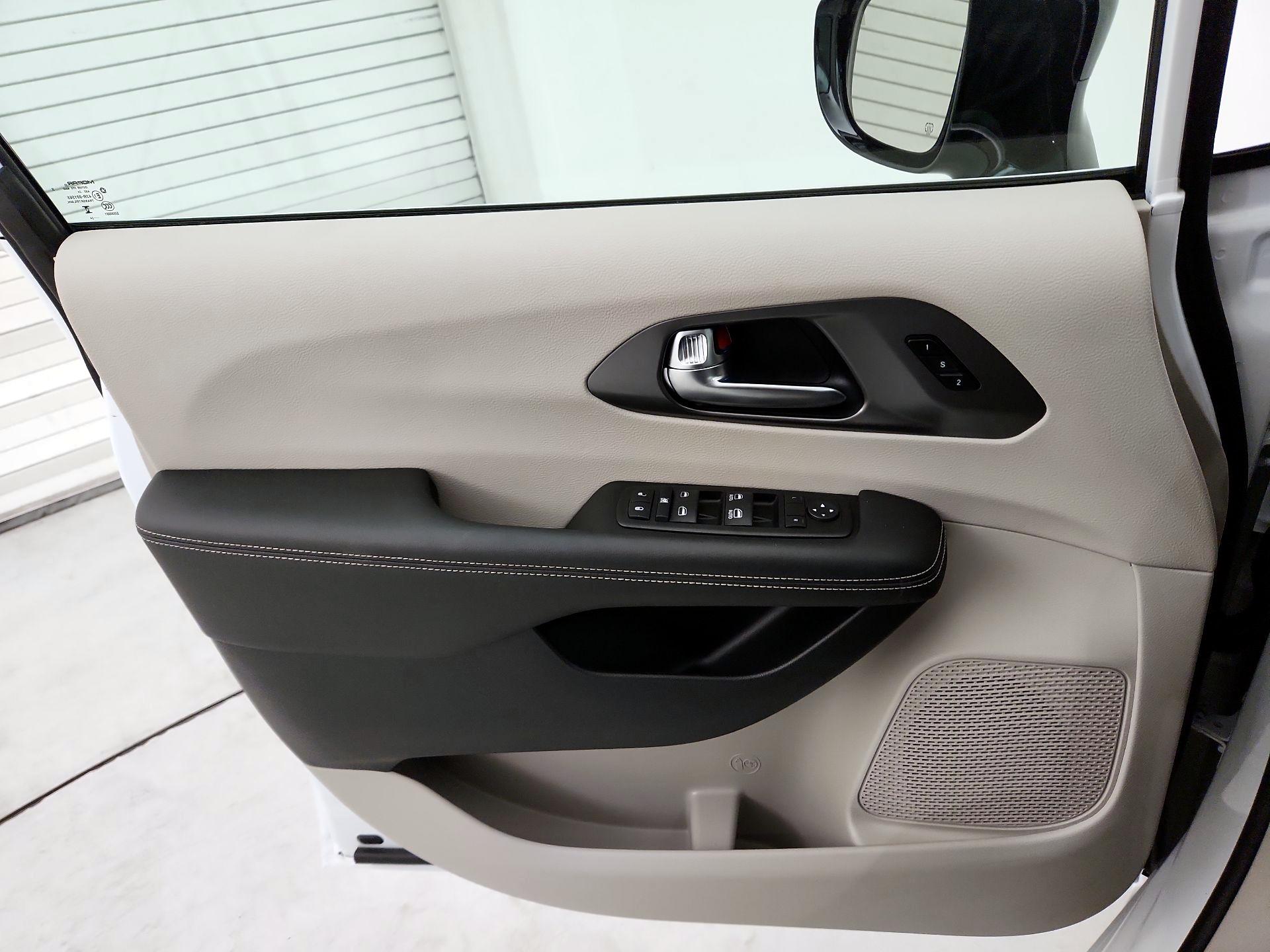 Thumbnail: 2024 Chrysler Pacifica - 12