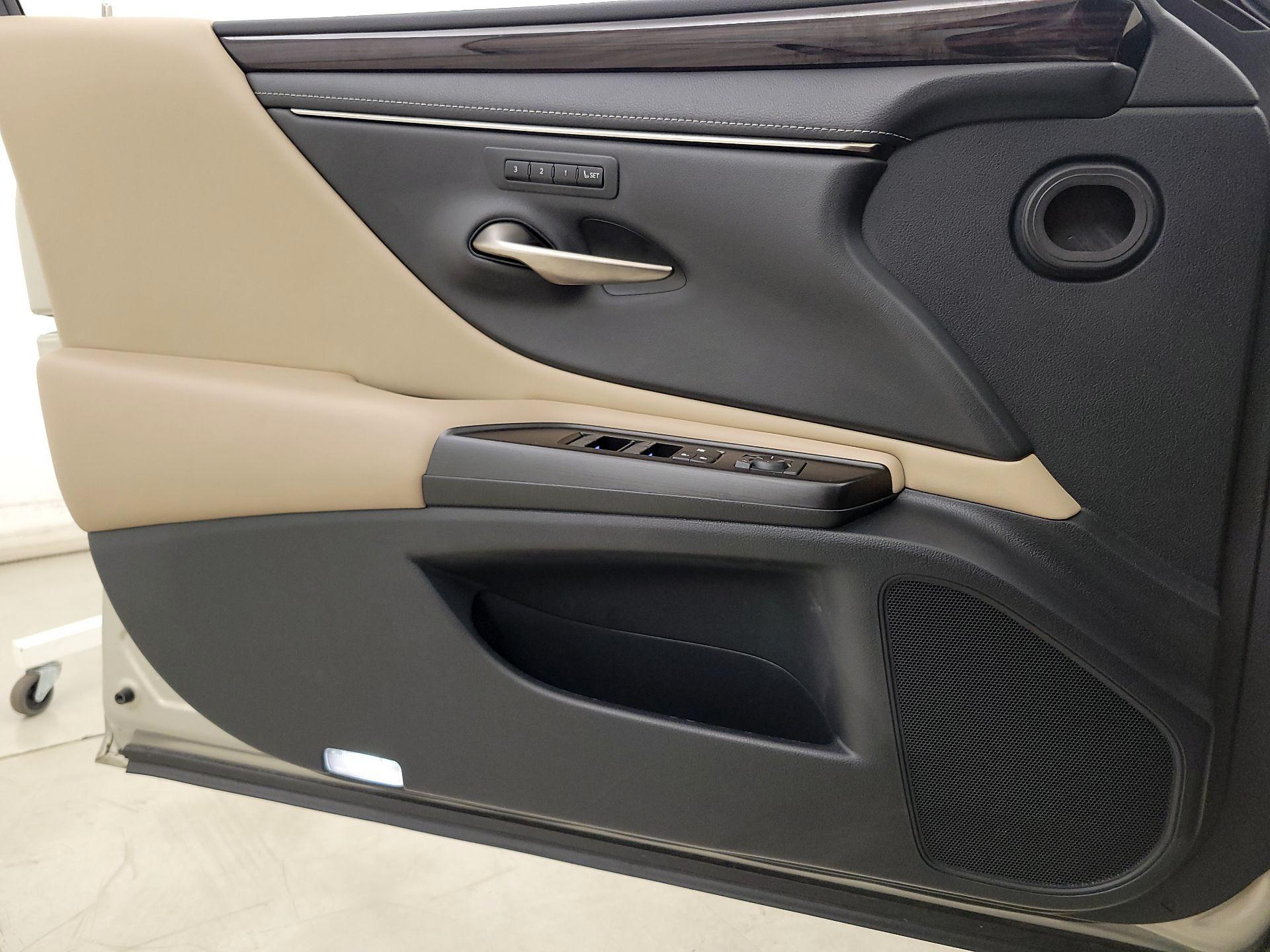 Thumbnail: 2019 Lexus ES - 12