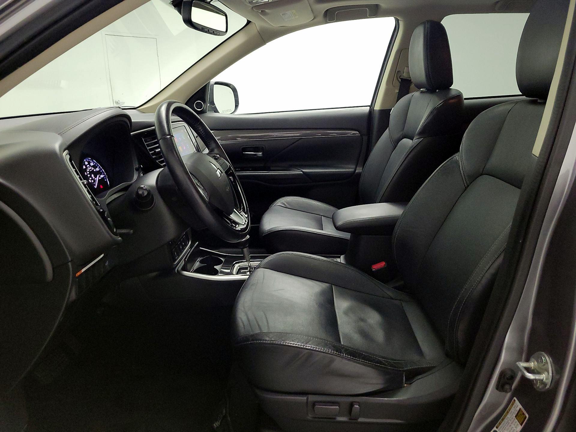 Thumbnail: 2019 Mitsubishi Outlander - 11
