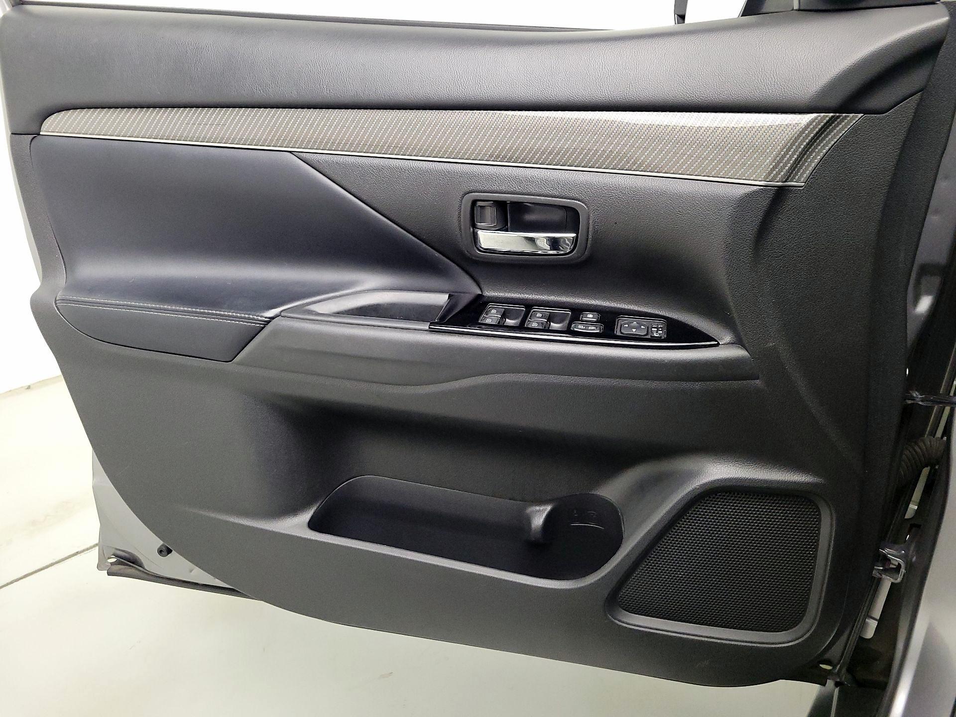 Thumbnail: 2019 Mitsubishi Outlander - 12