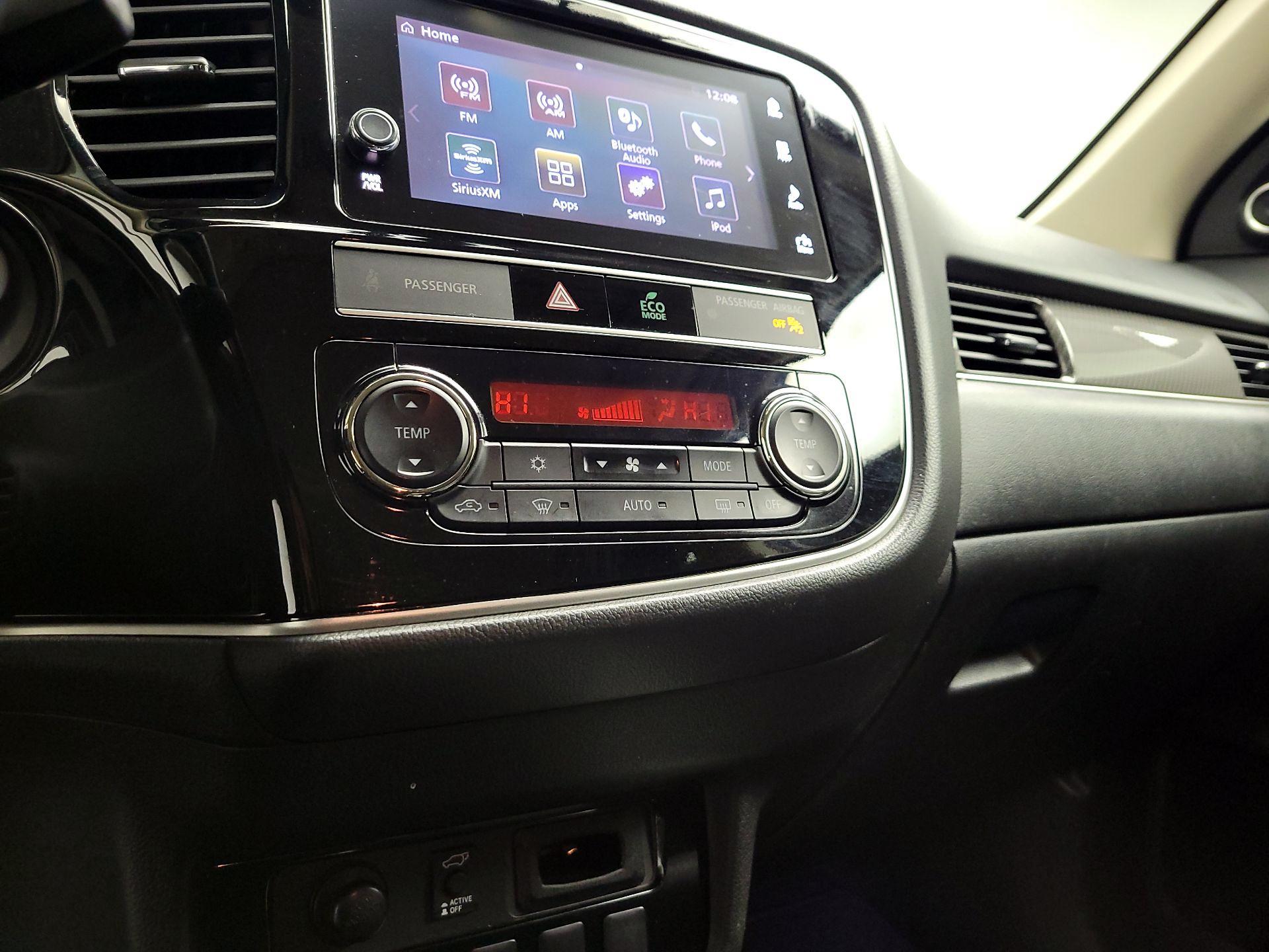 Thumbnail: 2019 Mitsubishi Outlander - 16