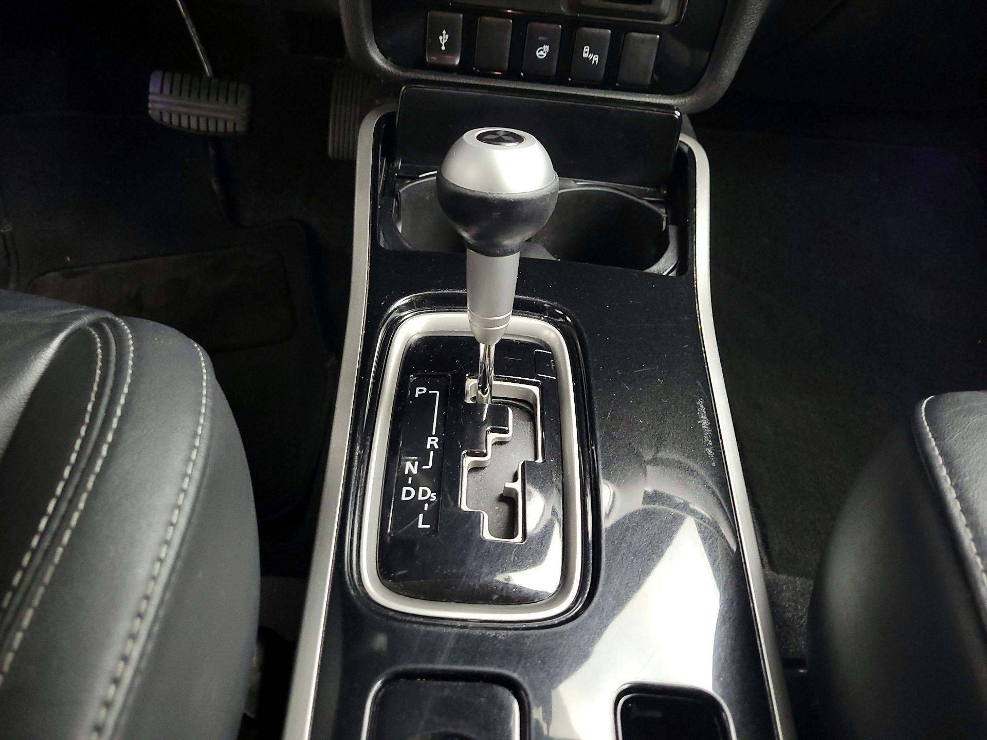 Thumbnail: 2019 Mitsubishi Outlander - 17
