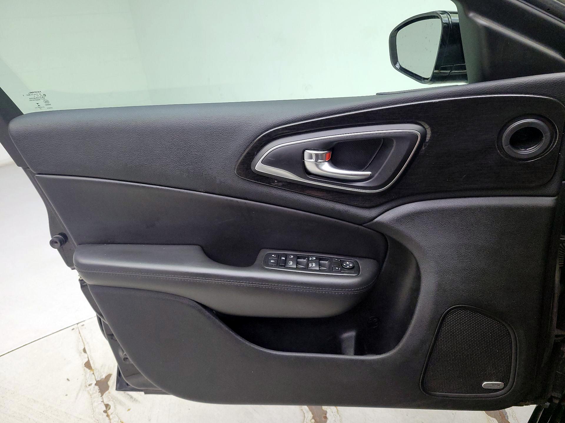 Thumbnail: 2015 Chrysler 200 - 12