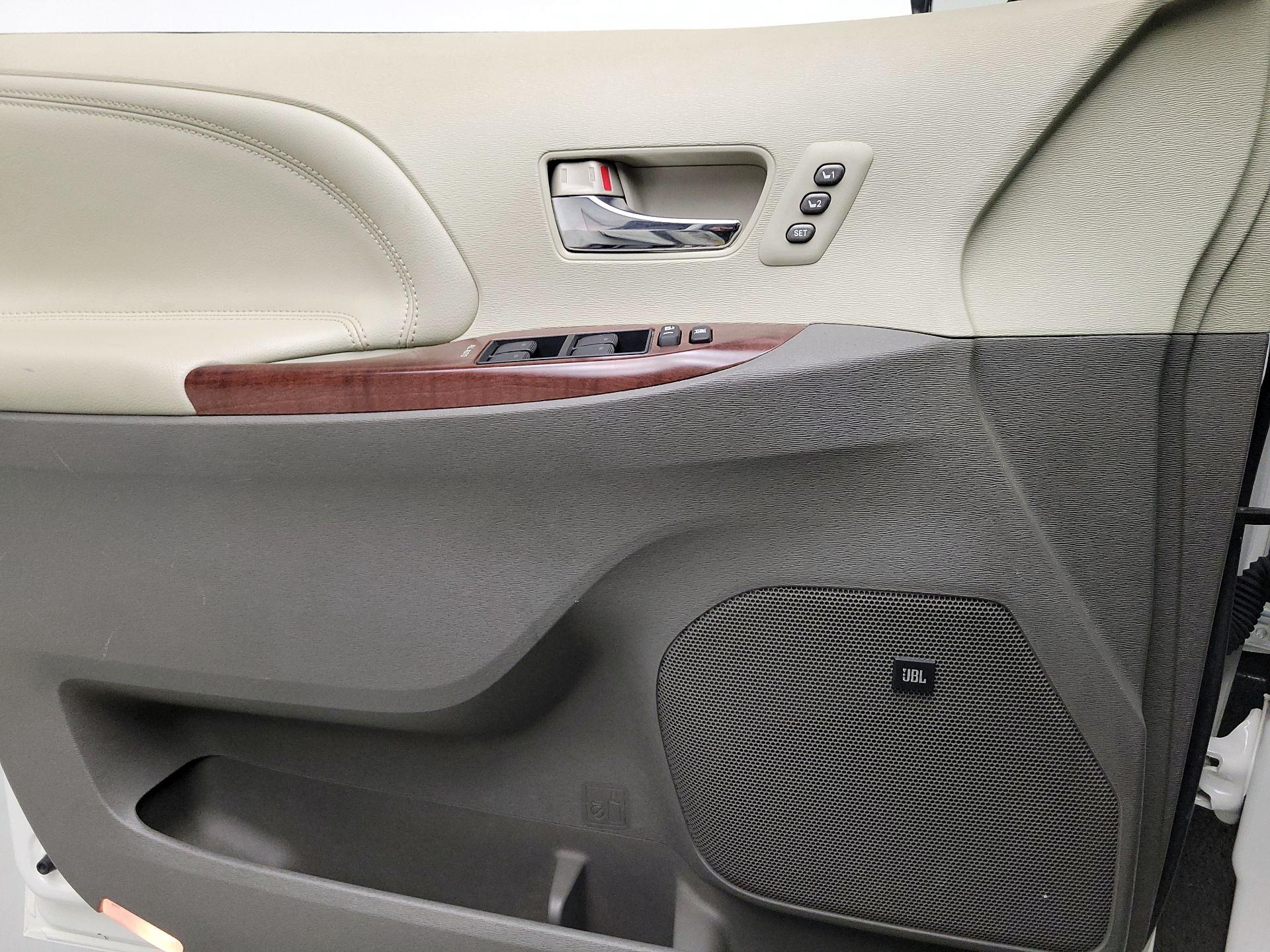 Thumbnail: 2013 Toyota Sienna - 12