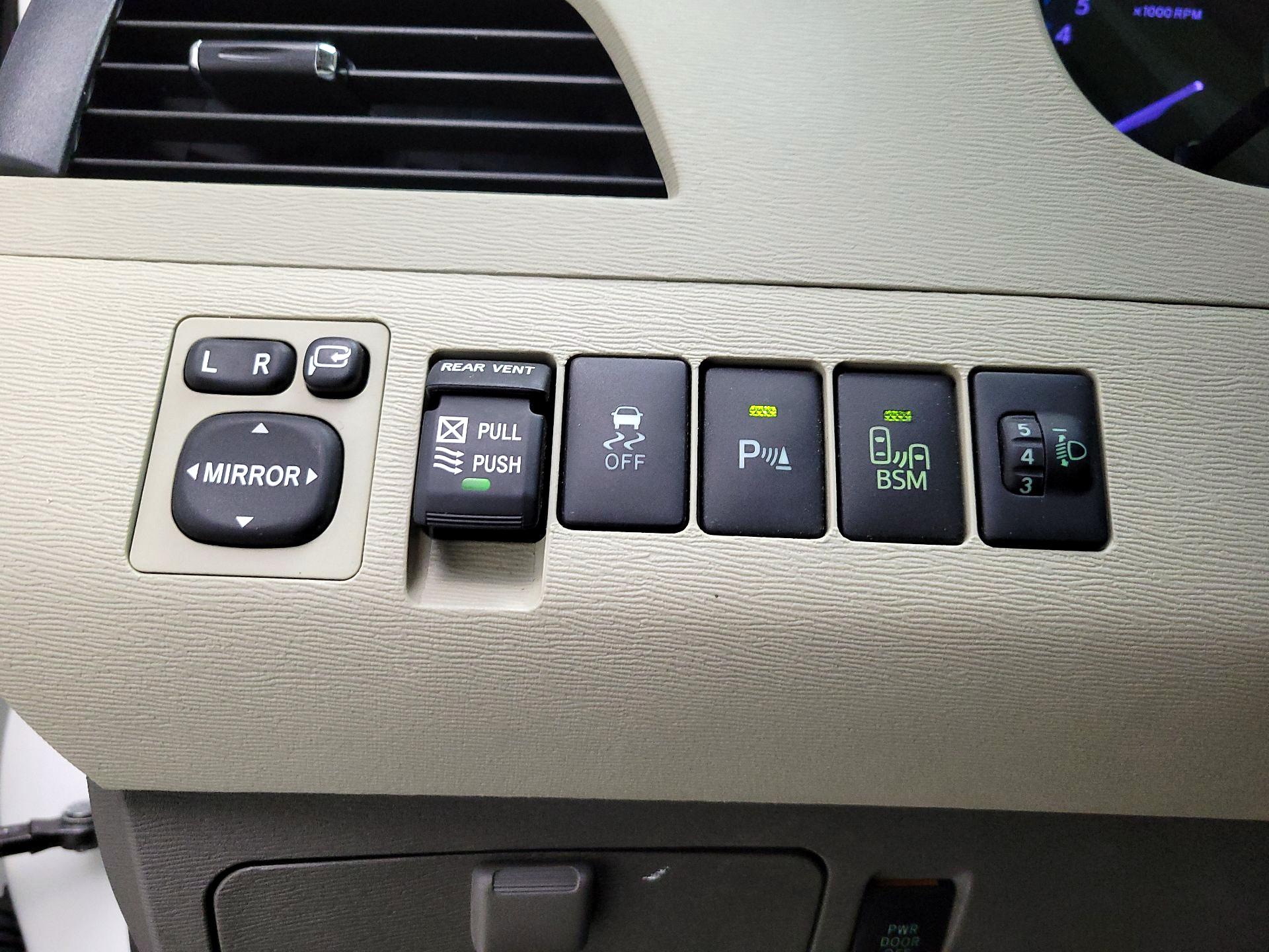 Thumbnail: 2013 Toyota Sienna - 13