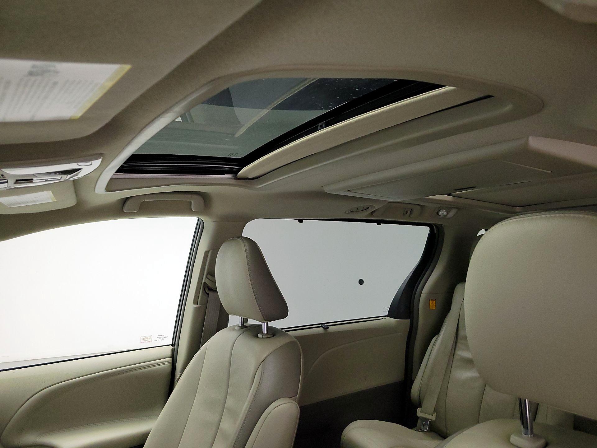 Thumbnail: 2013 Toyota Sienna - 20