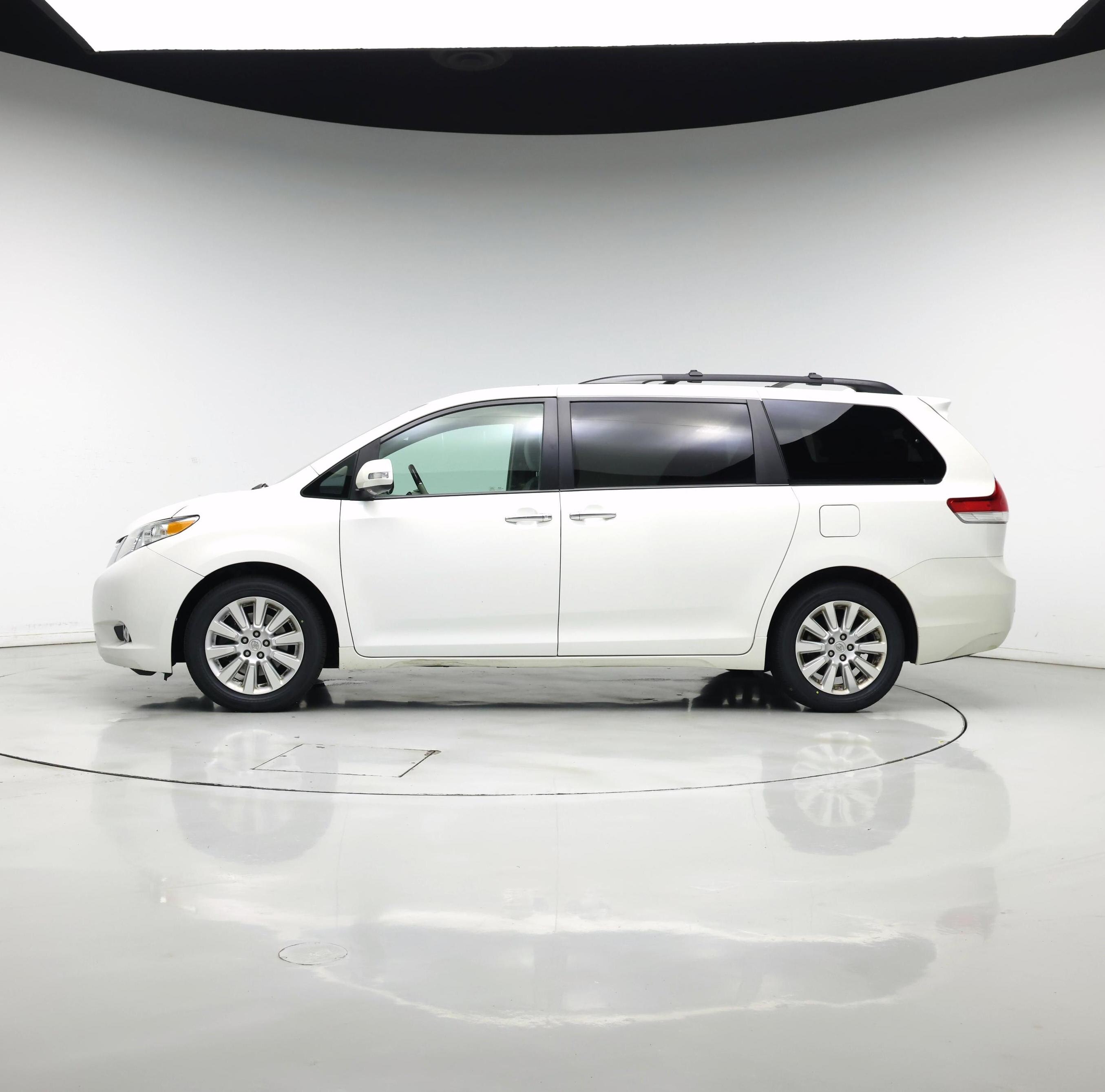 Thumbnail: 2013 Toyota Sienna - 3