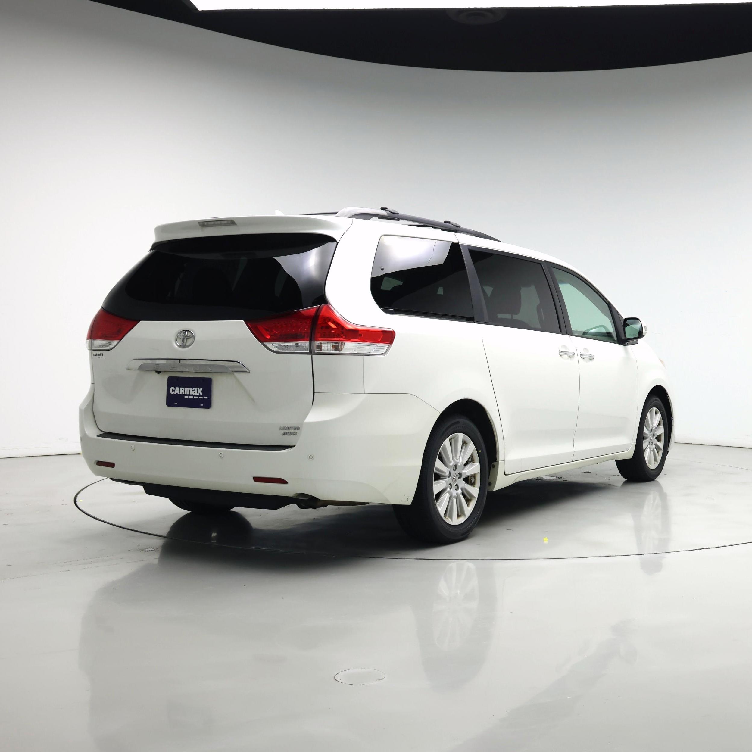 Thumbnail: 2013 Toyota Sienna - 8