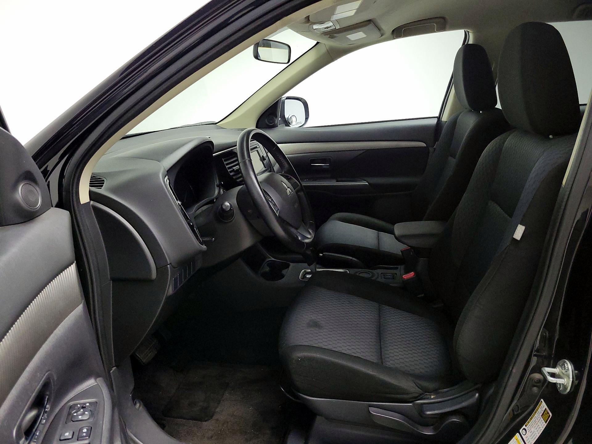 Thumbnail: 2014 Mitsubishi Outlander - 11