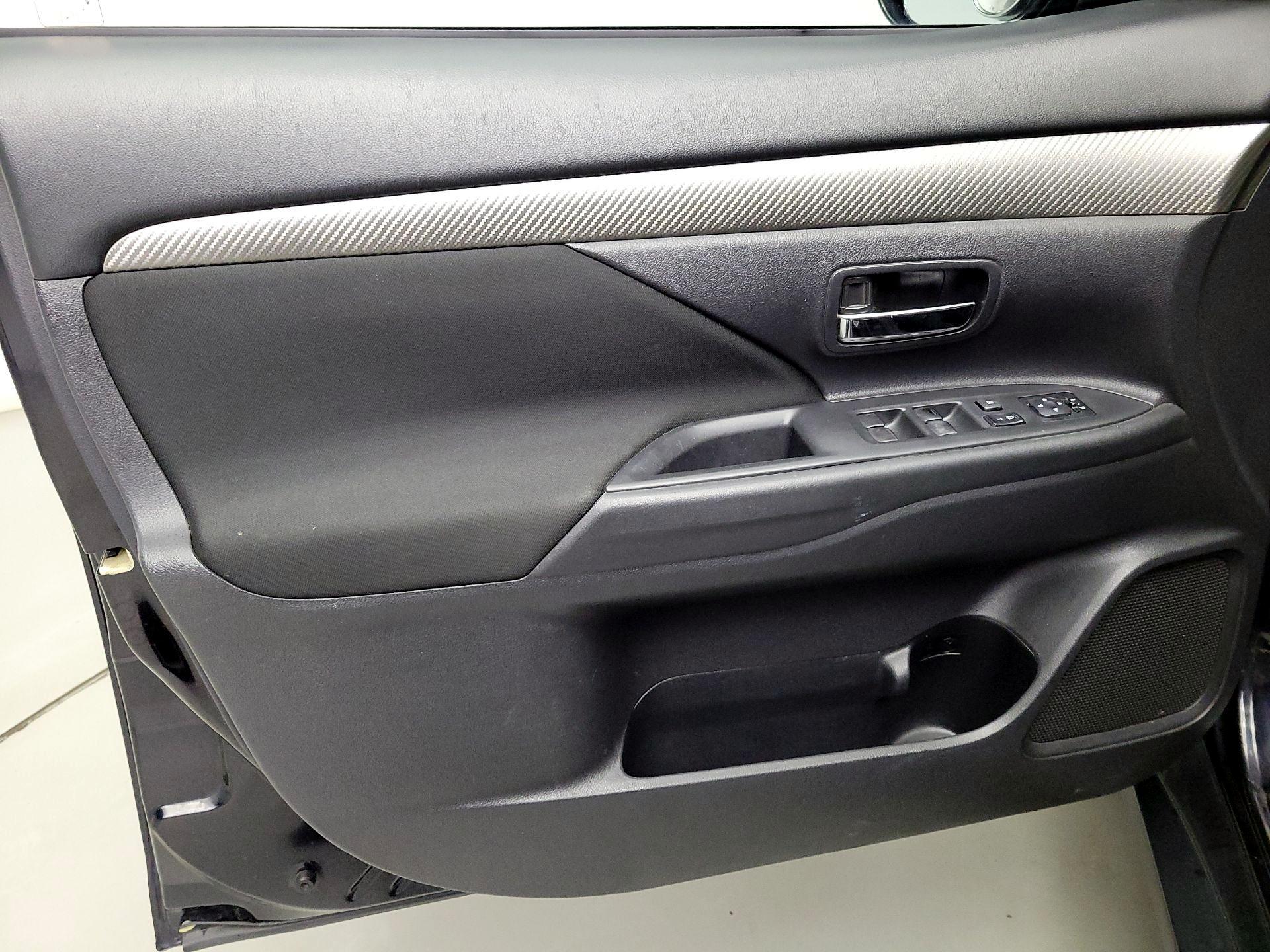 Thumbnail: 2014 Mitsubishi Outlander - 12