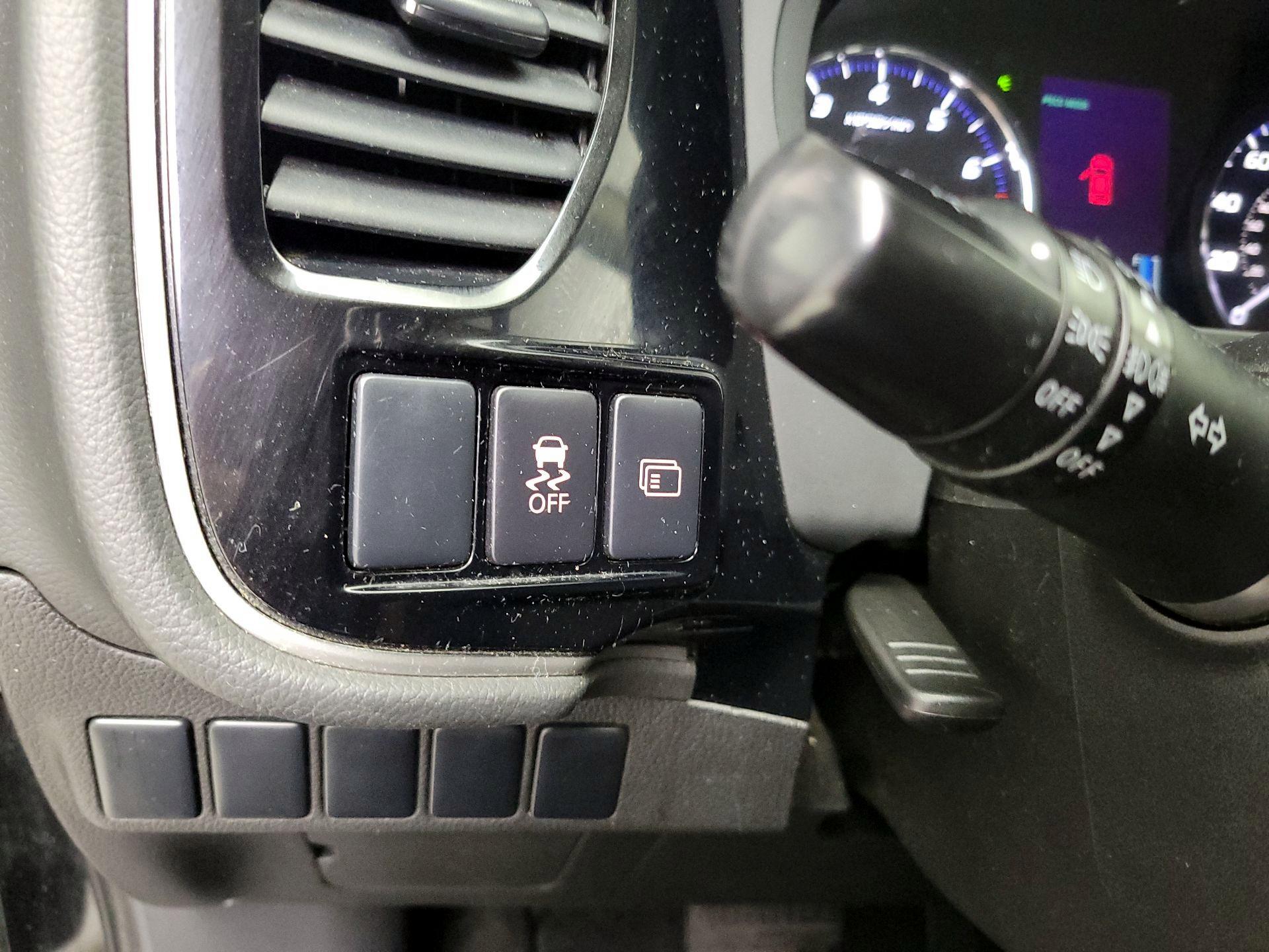 Thumbnail: 2014 Mitsubishi Outlander - 13