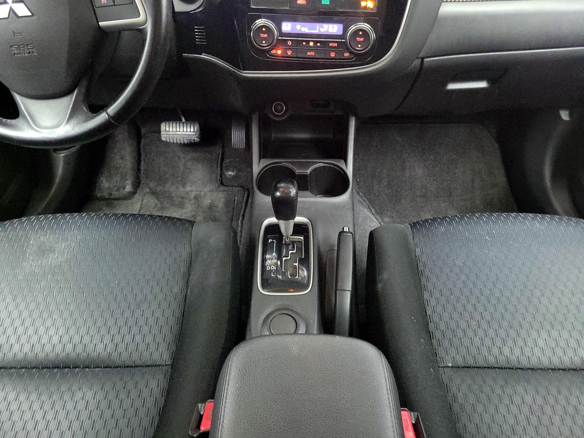 Thumbnail: 2014 Mitsubishi Outlander - 17