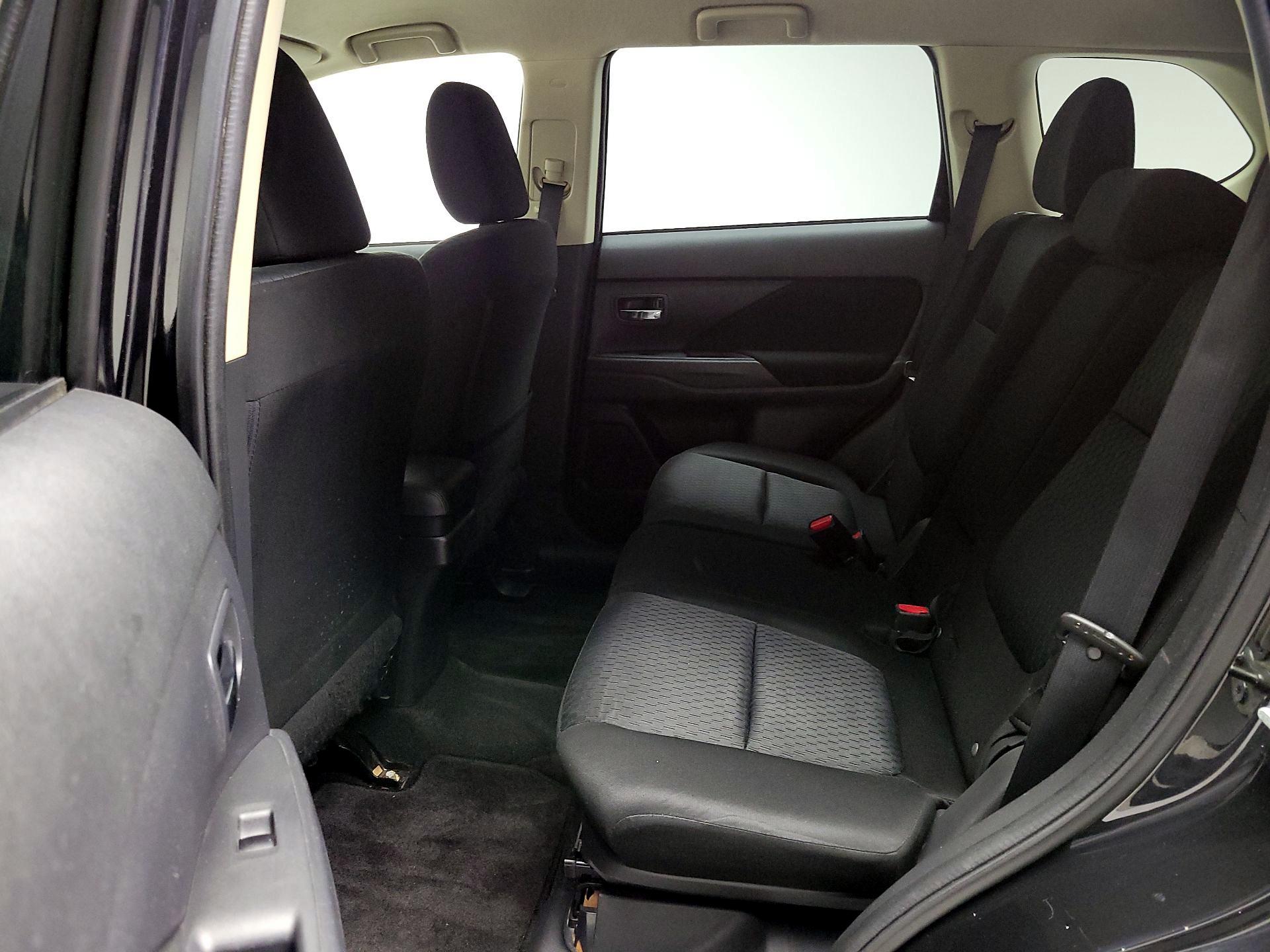 Thumbnail: 2014 Mitsubishi Outlander - 19
