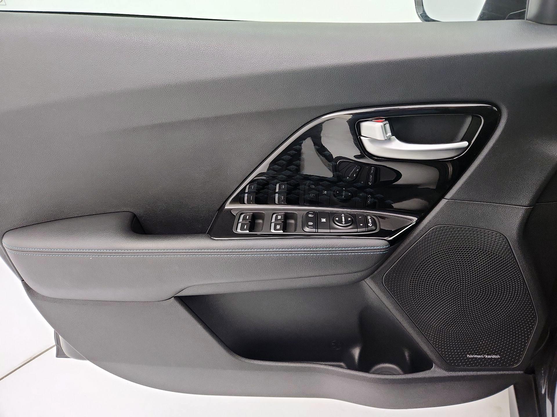 Thumbnail: 2020 Kia Niro - 12