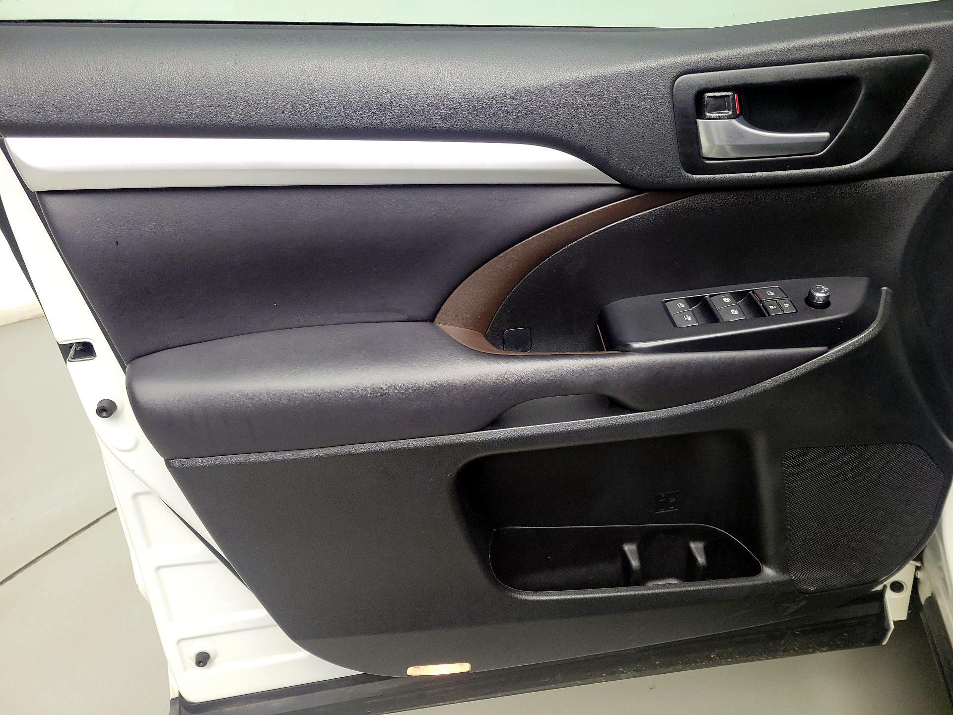 Thumbnail: 2016 Toyota Highlander - 12