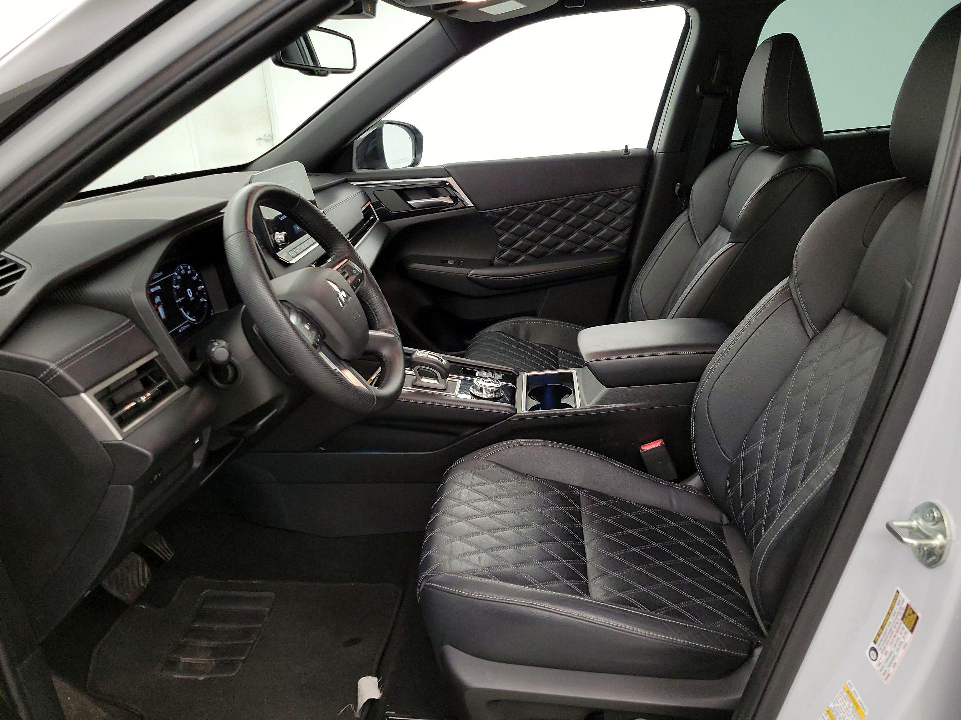 Thumbnail: 2023 Mitsubishi Outlander - 11