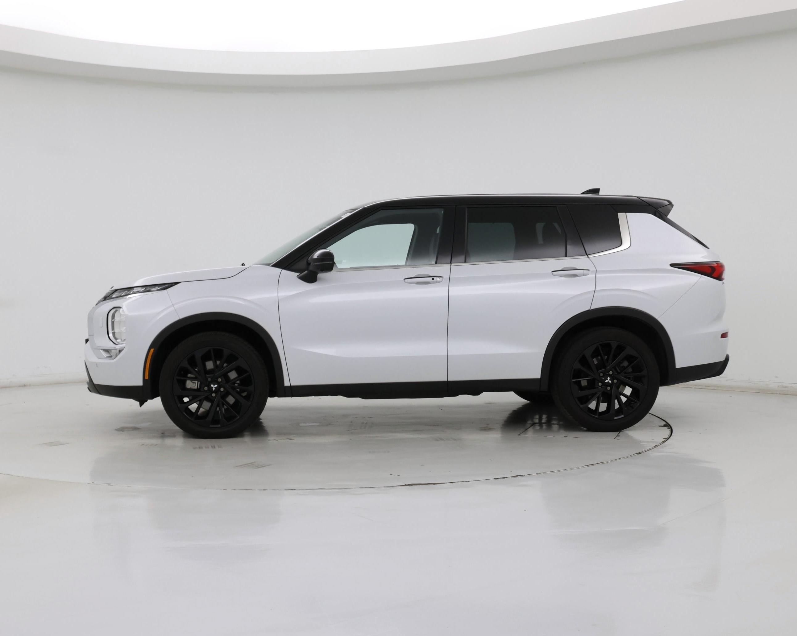 Thumbnail: 2023 Mitsubishi Outlander - 3