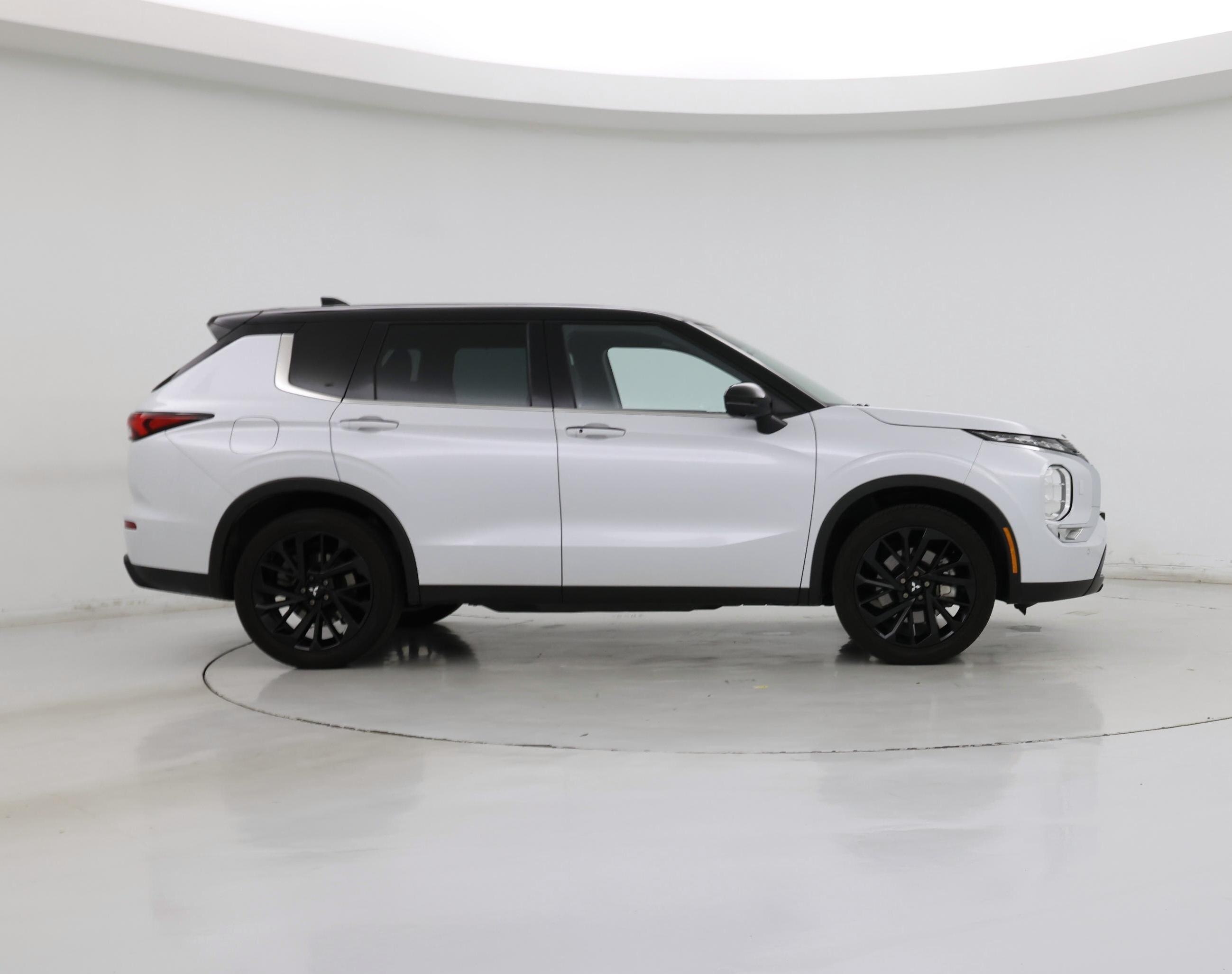 Thumbnail: 2023 Mitsubishi Outlander - 7
