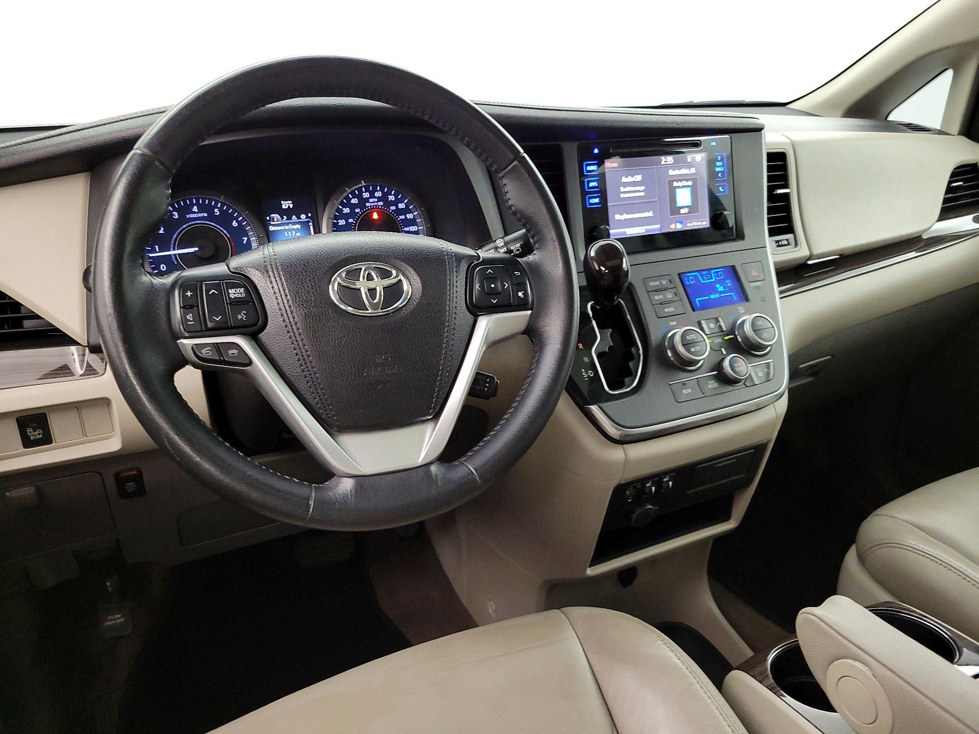 Thumbnail: 2016 Toyota Sienna - 9
