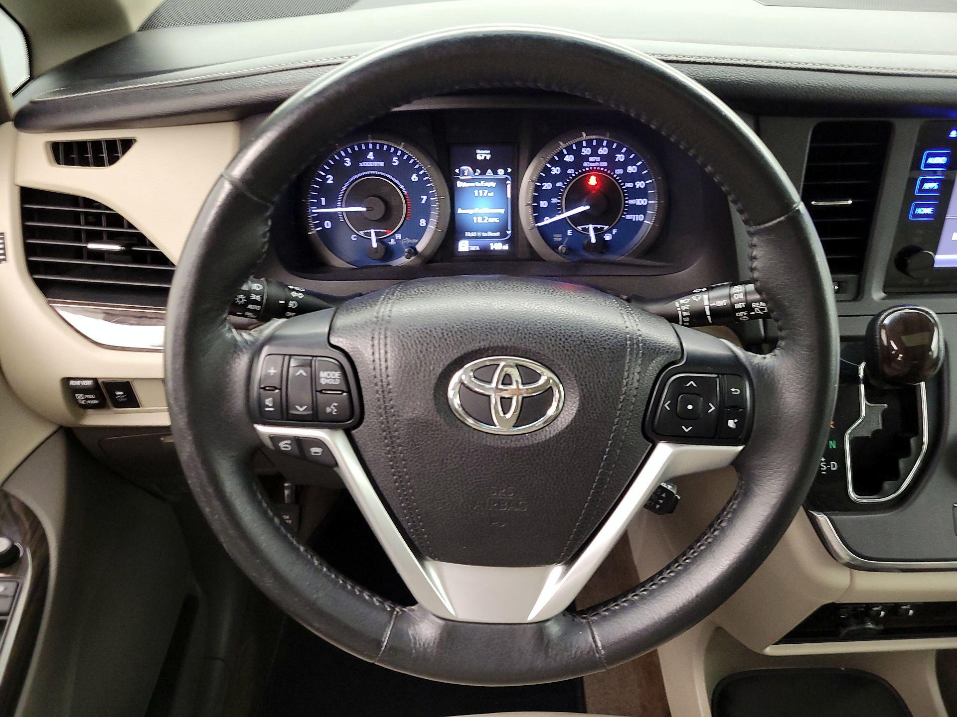 Thumbnail: 2016 Toyota Sienna - 10