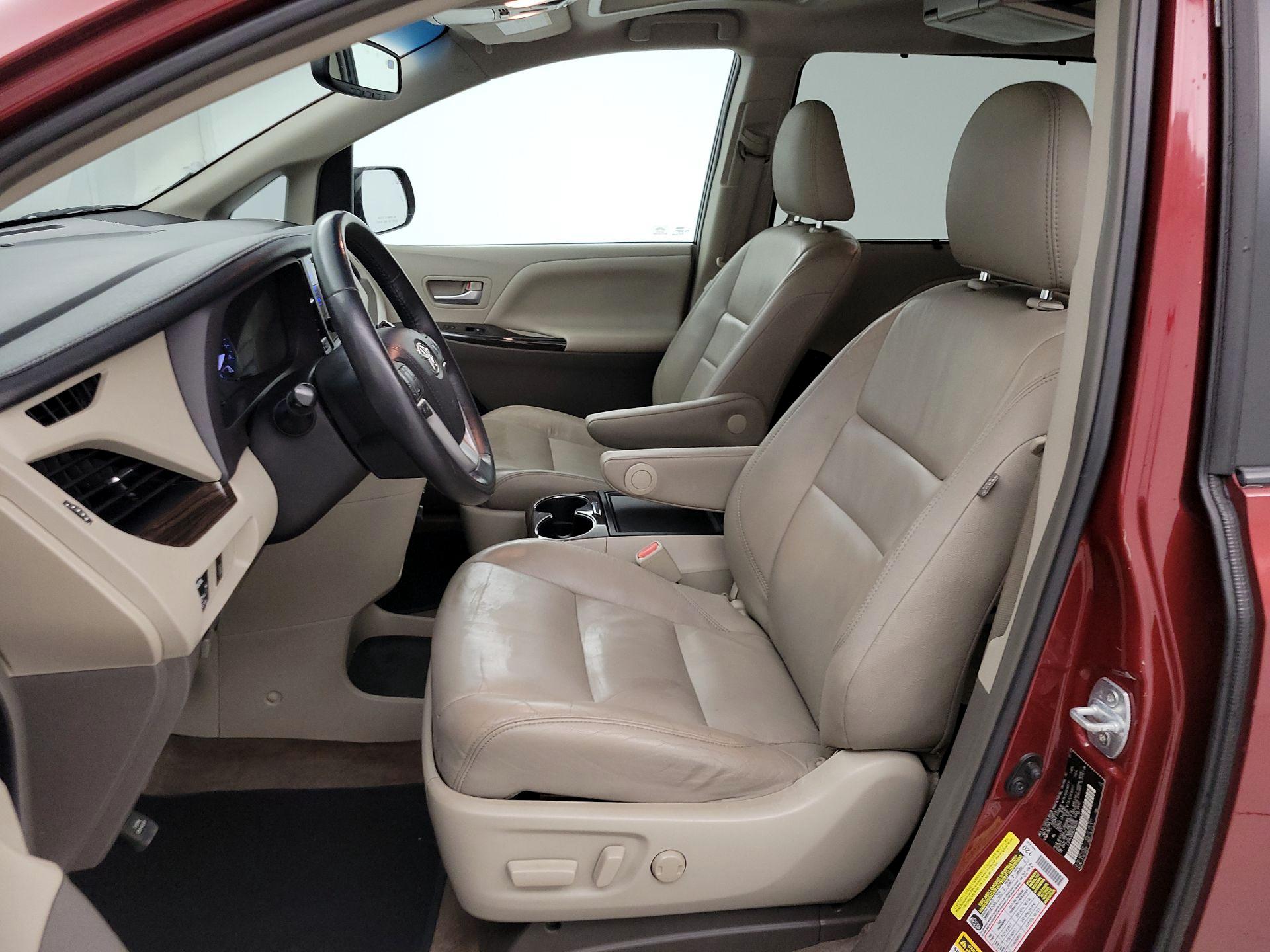 Thumbnail: 2016 Toyota Sienna - 11