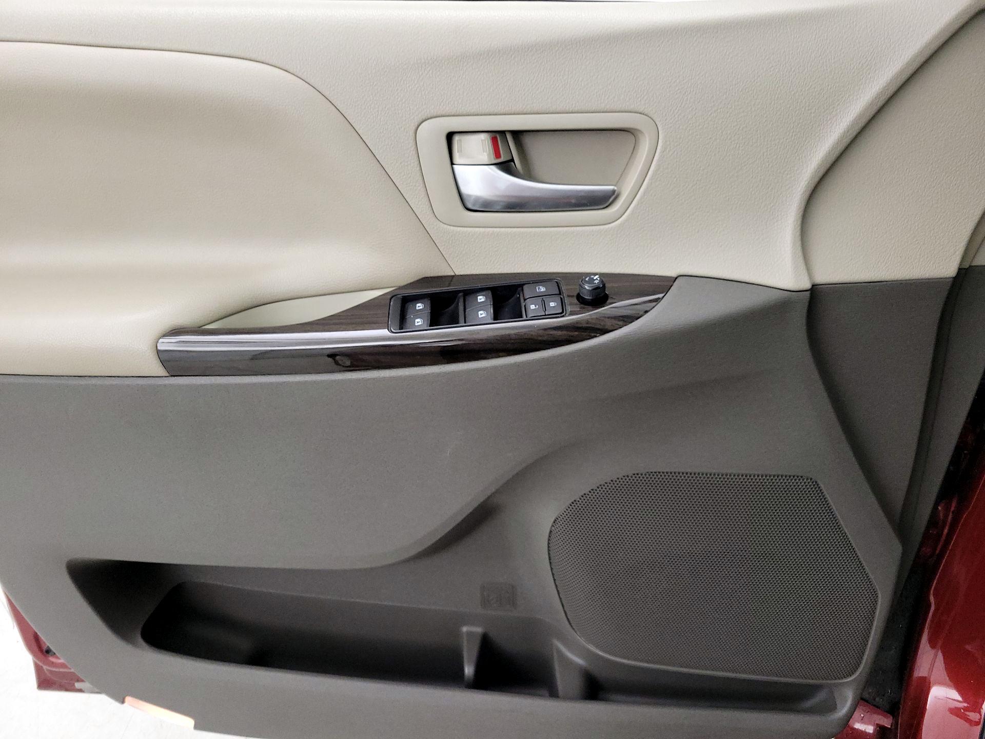 Thumbnail: 2016 Toyota Sienna - 12