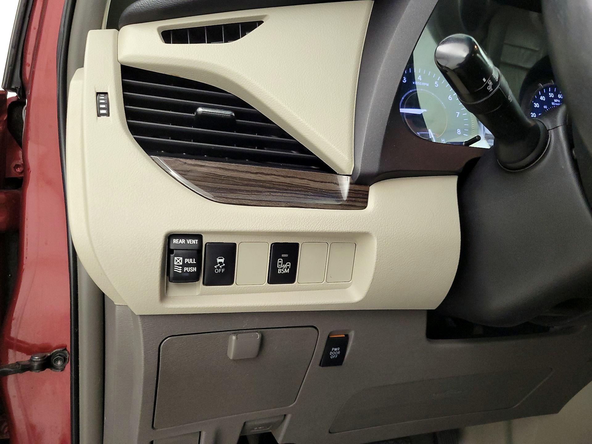 Thumbnail: 2016 Toyota Sienna - 13