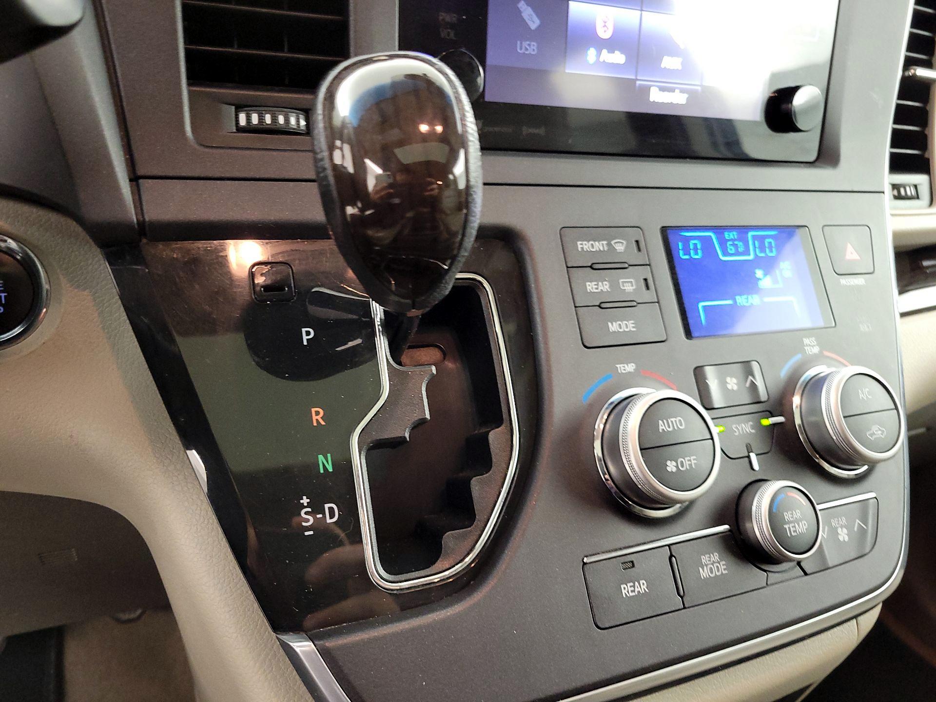 Thumbnail: 2016 Toyota Sienna - 17