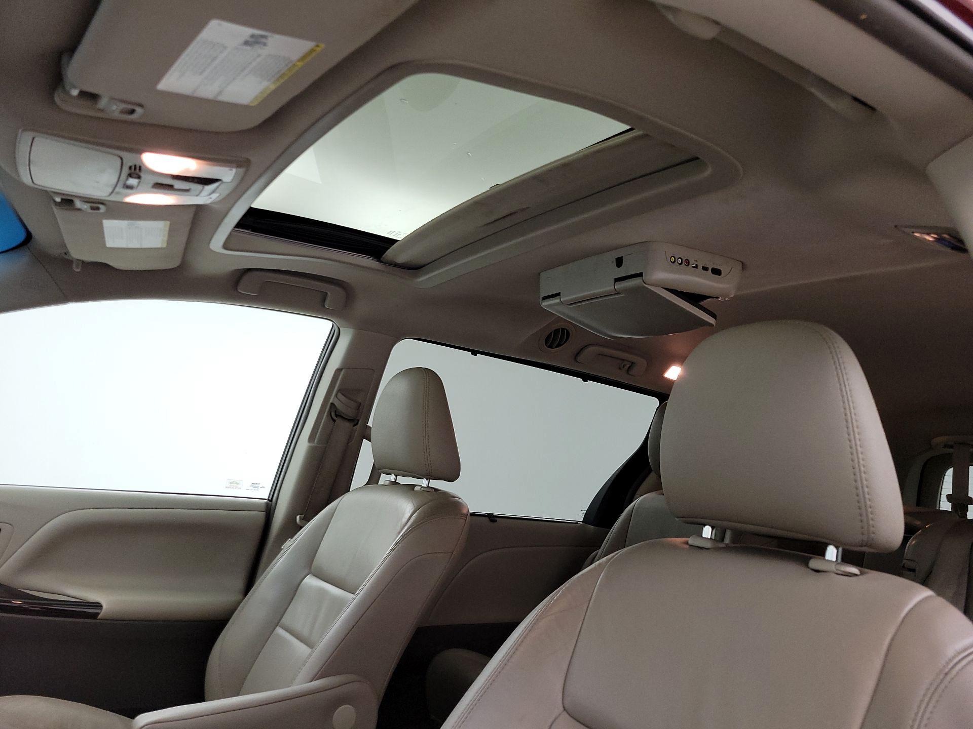 Thumbnail: 2016 Toyota Sienna - 19