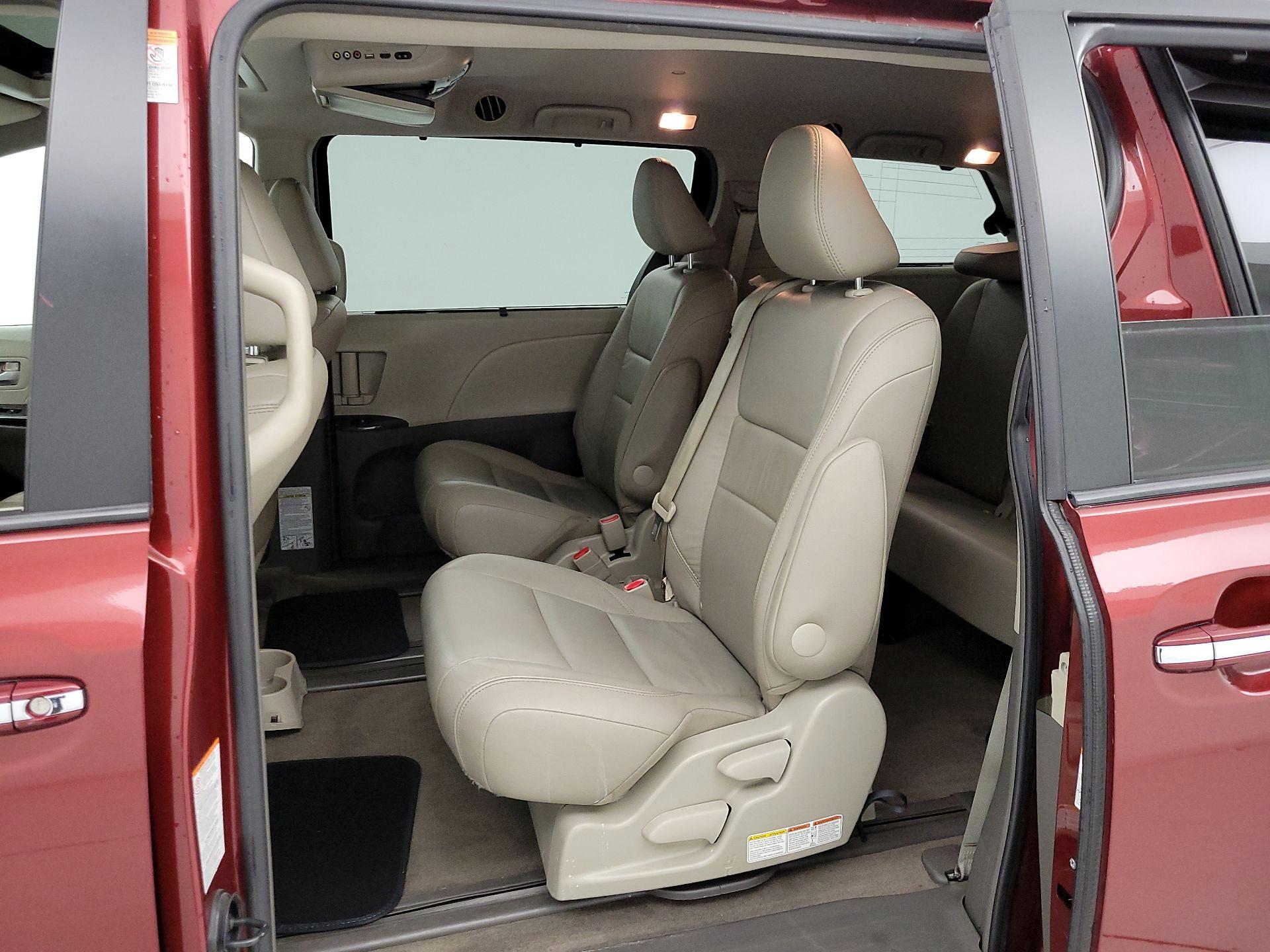 Thumbnail: 2016 Toyota Sienna - 20