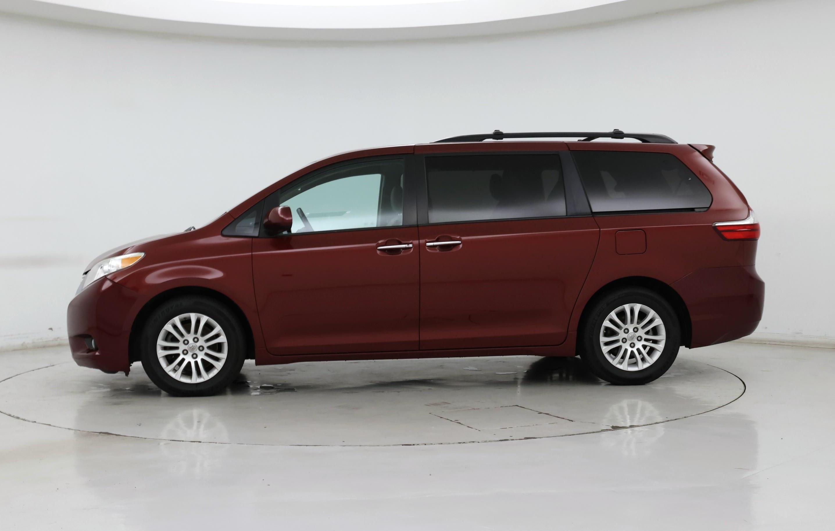 Thumbnail: 2016 Toyota Sienna - 3