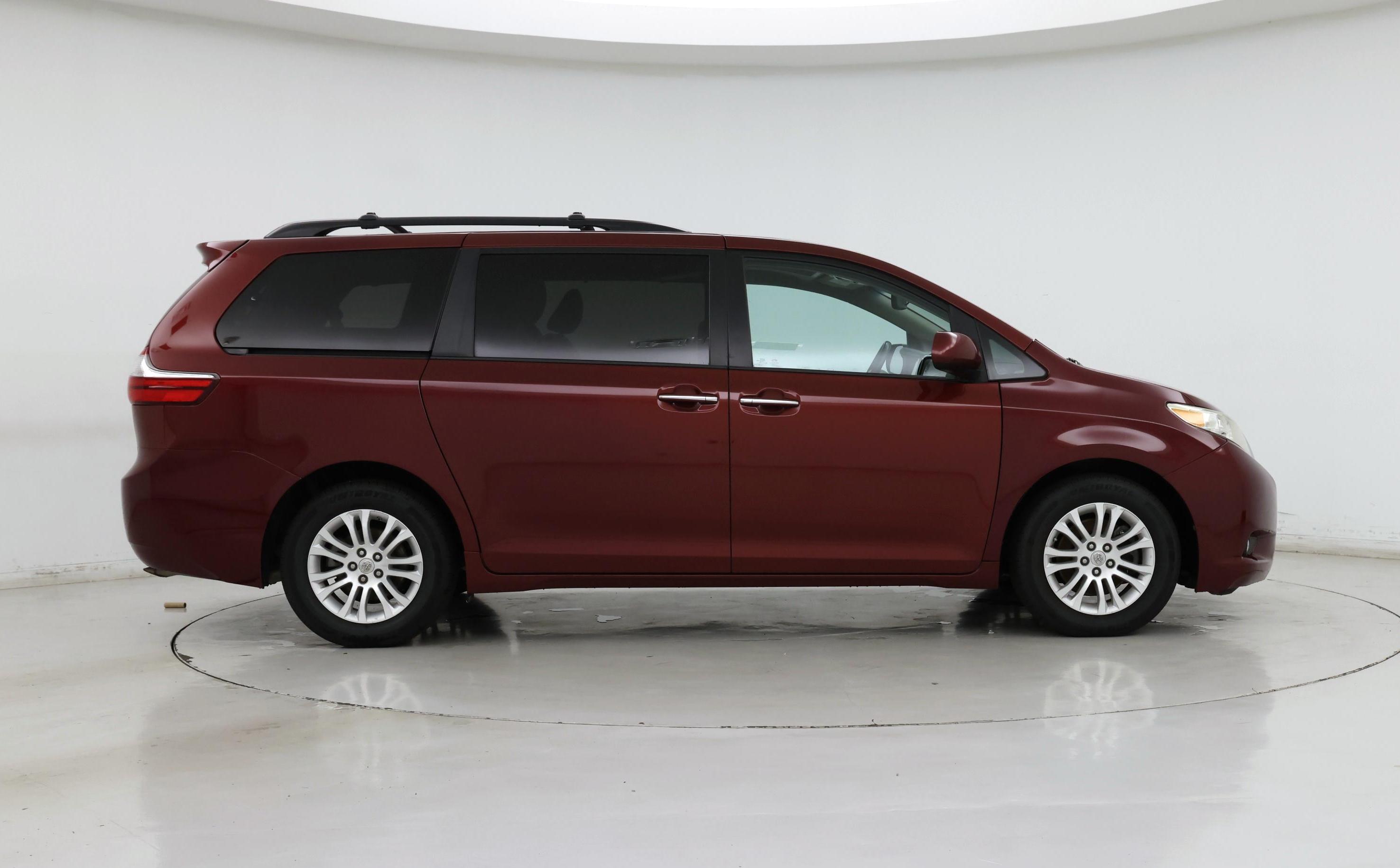Thumbnail: 2016 Toyota Sienna - 7