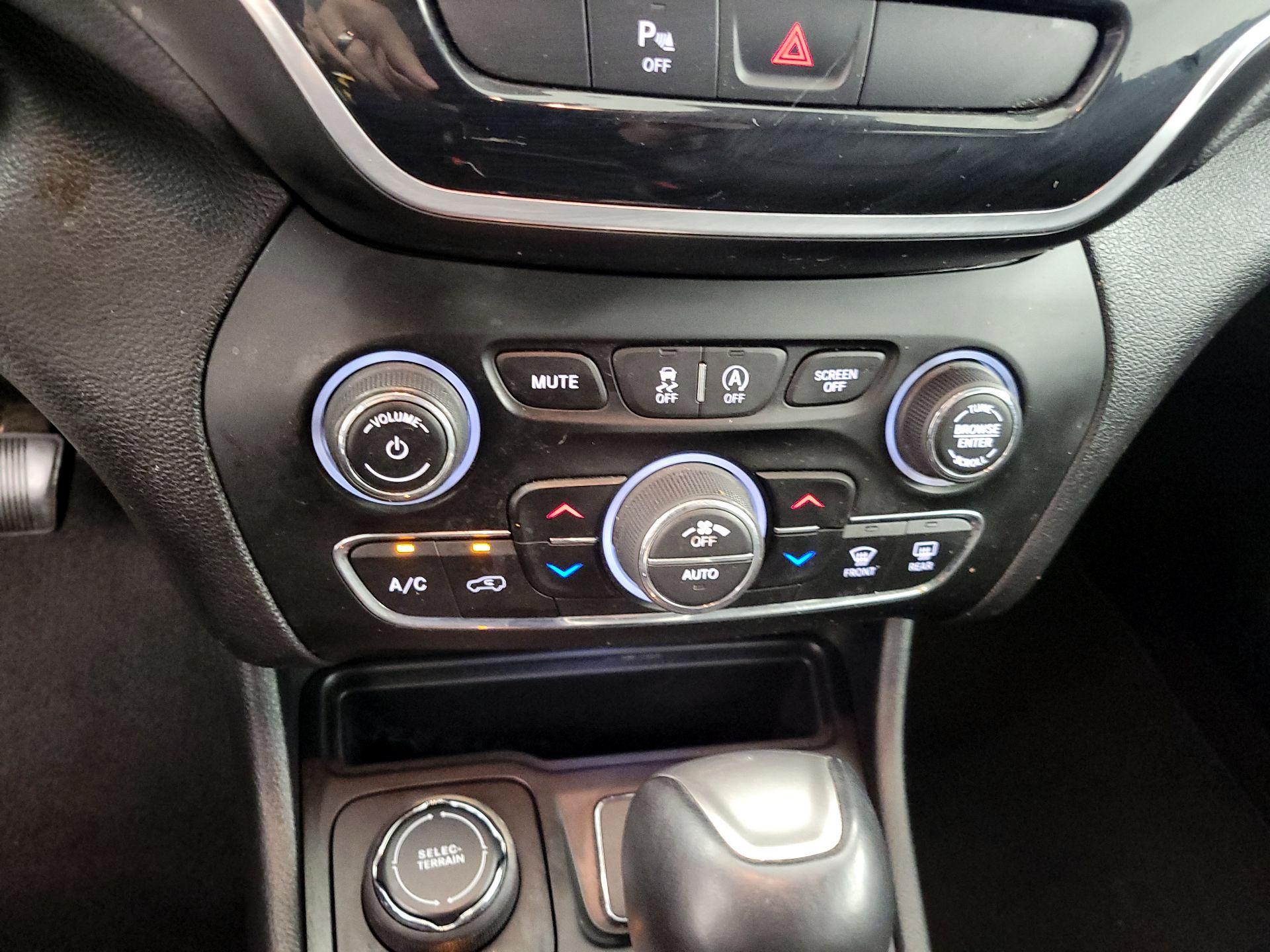 Thumbnail: 2020 Jeep Cherokee - 17