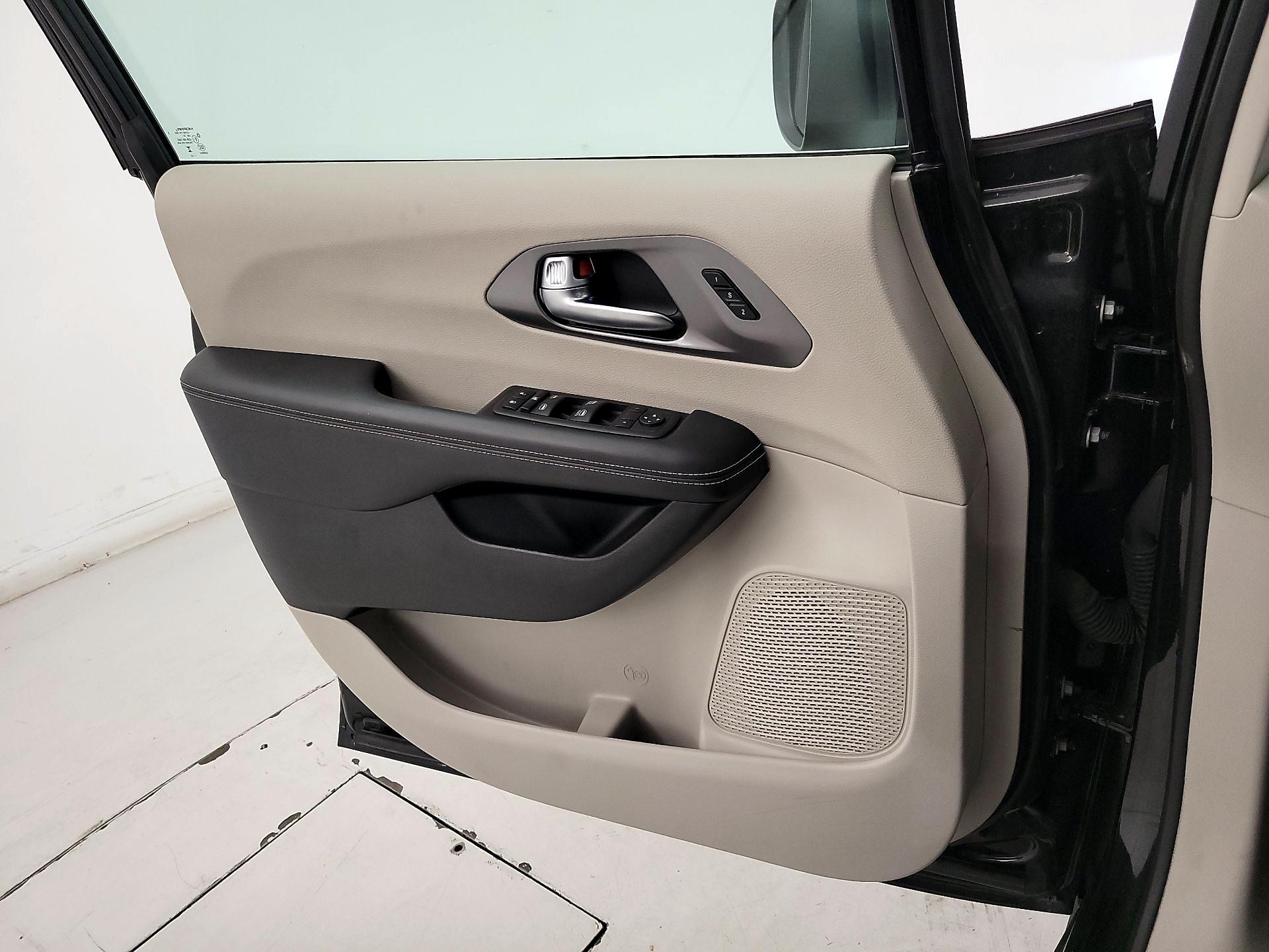 Thumbnail: 2023 Chrysler Pacifica - 12