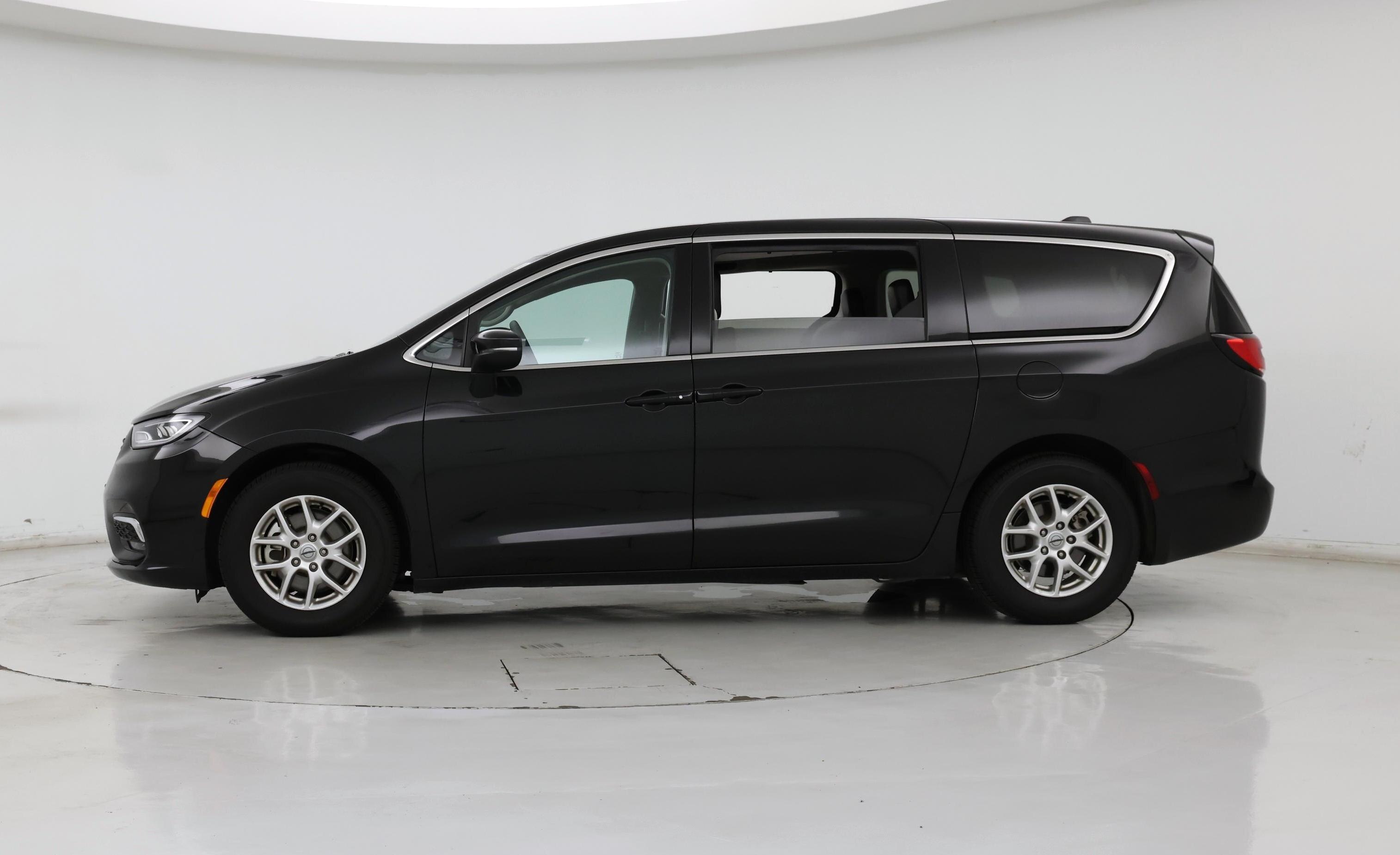 Thumbnail: 2023 Chrysler Pacifica - 3