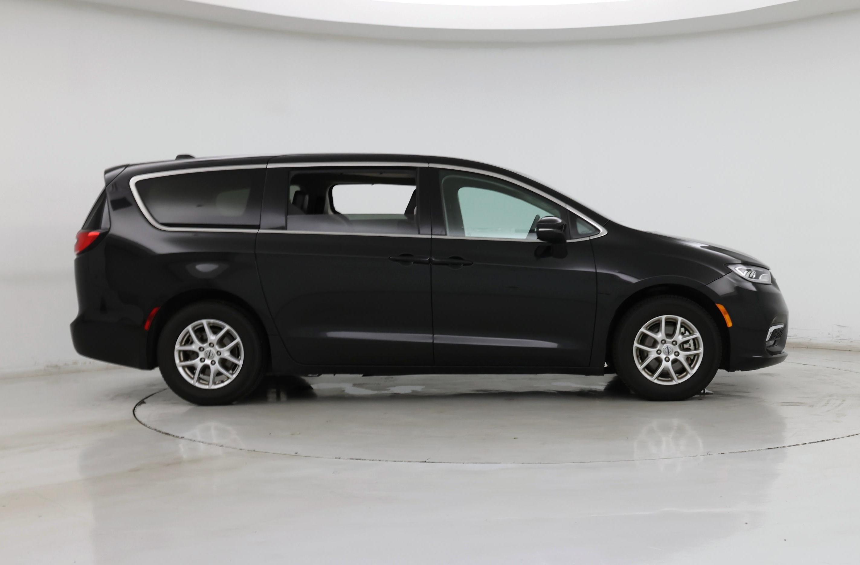 Thumbnail: 2023 Chrysler Pacifica - 7