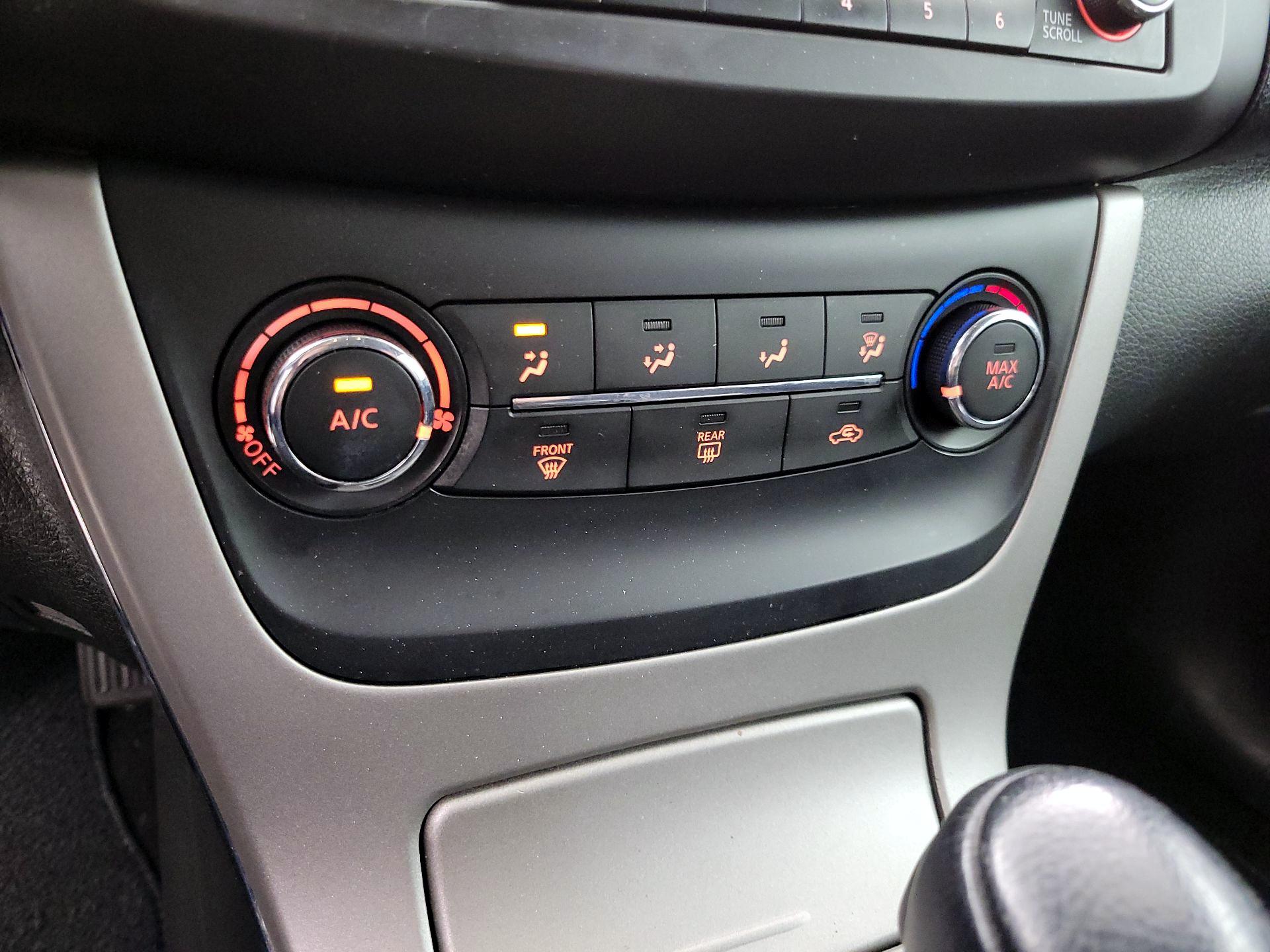 Thumbnail: 2015 Nissan Sentra - 16