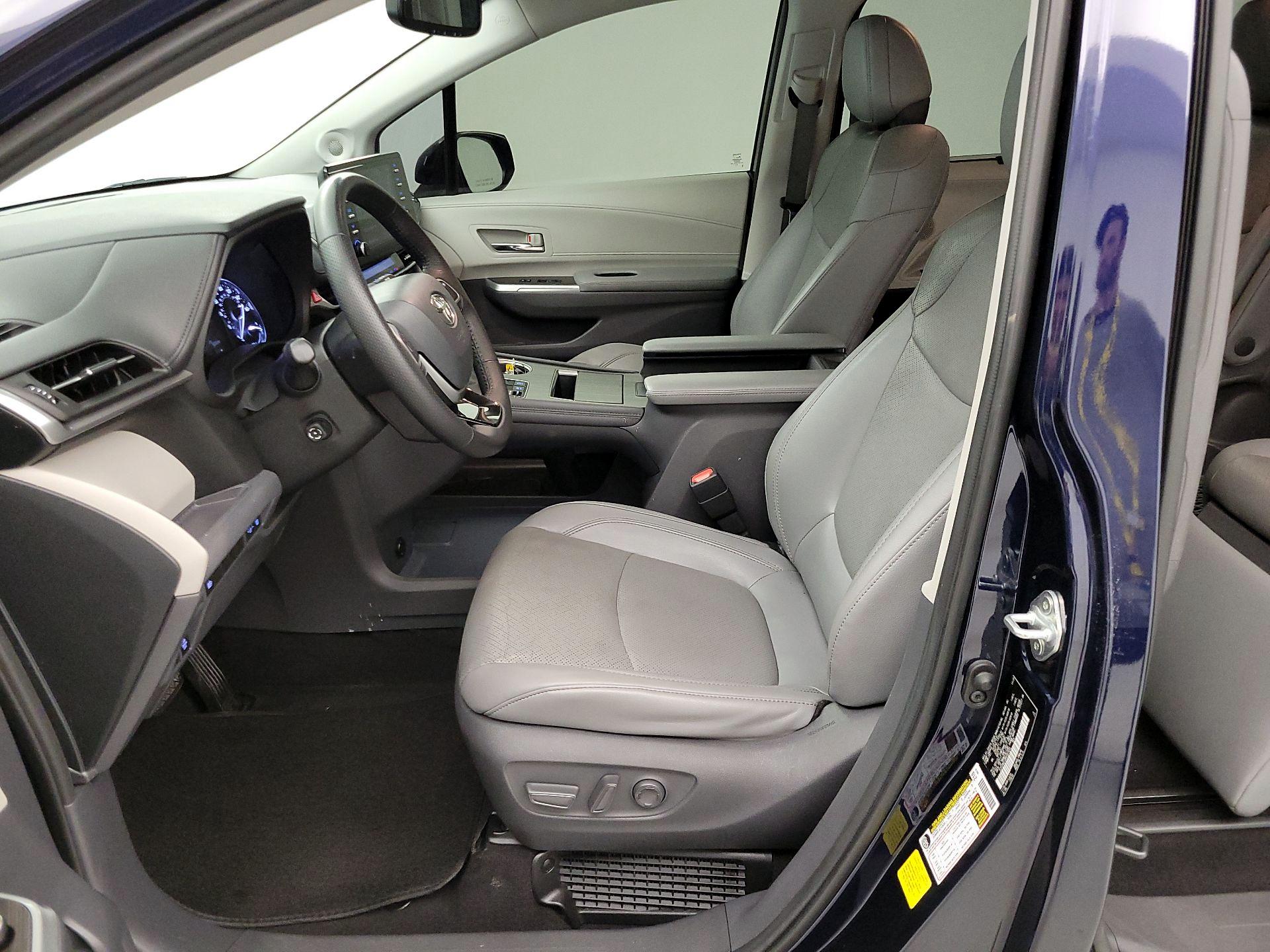Thumbnail: 2021 Toyota Sienna - 11