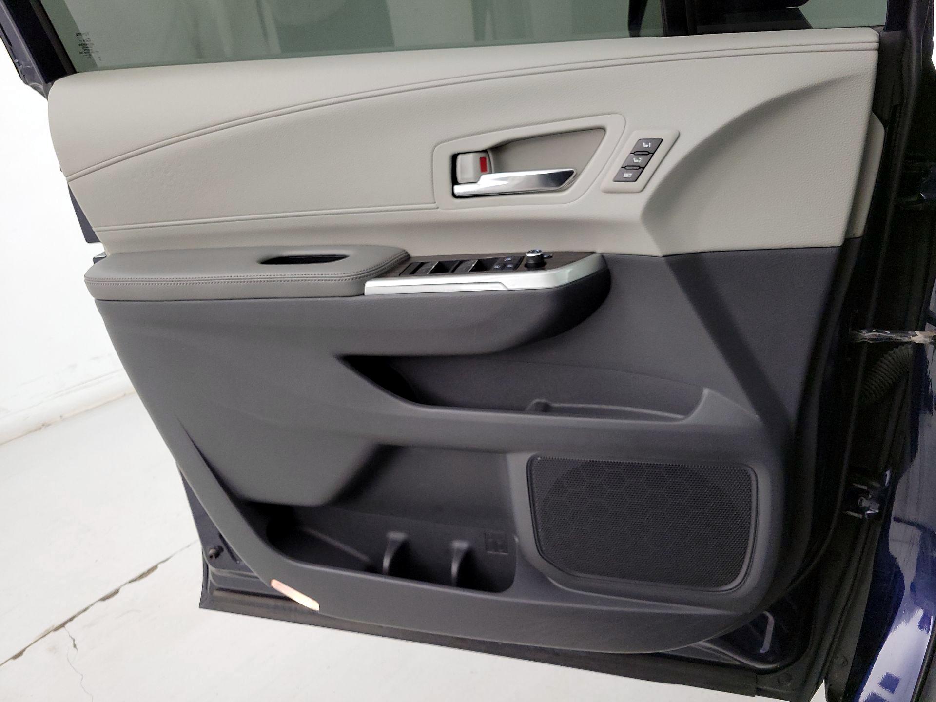 Thumbnail: 2021 Toyota Sienna - 12