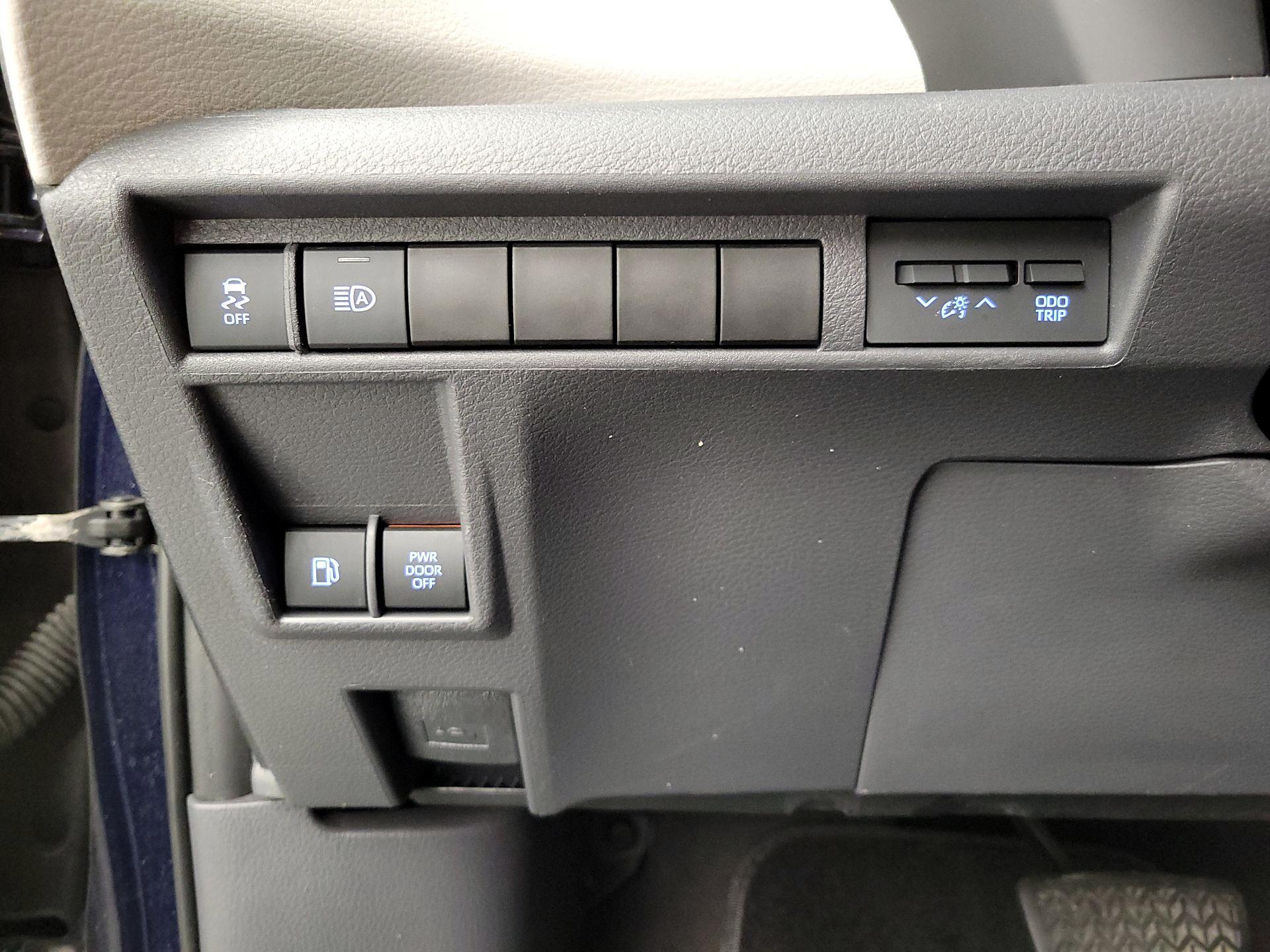 Thumbnail: 2021 Toyota Sienna - 13
